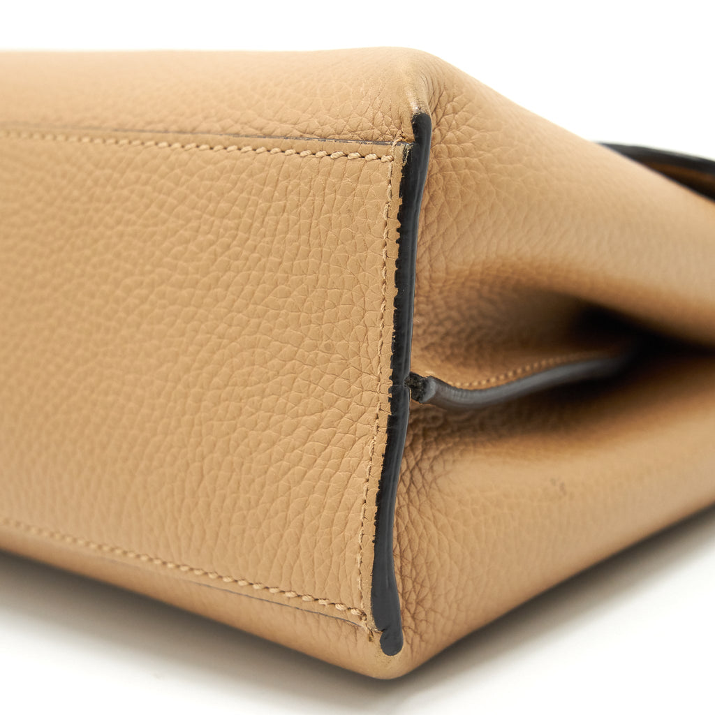 gucci-bamboo-daily-leather-top-handle-bag-beige