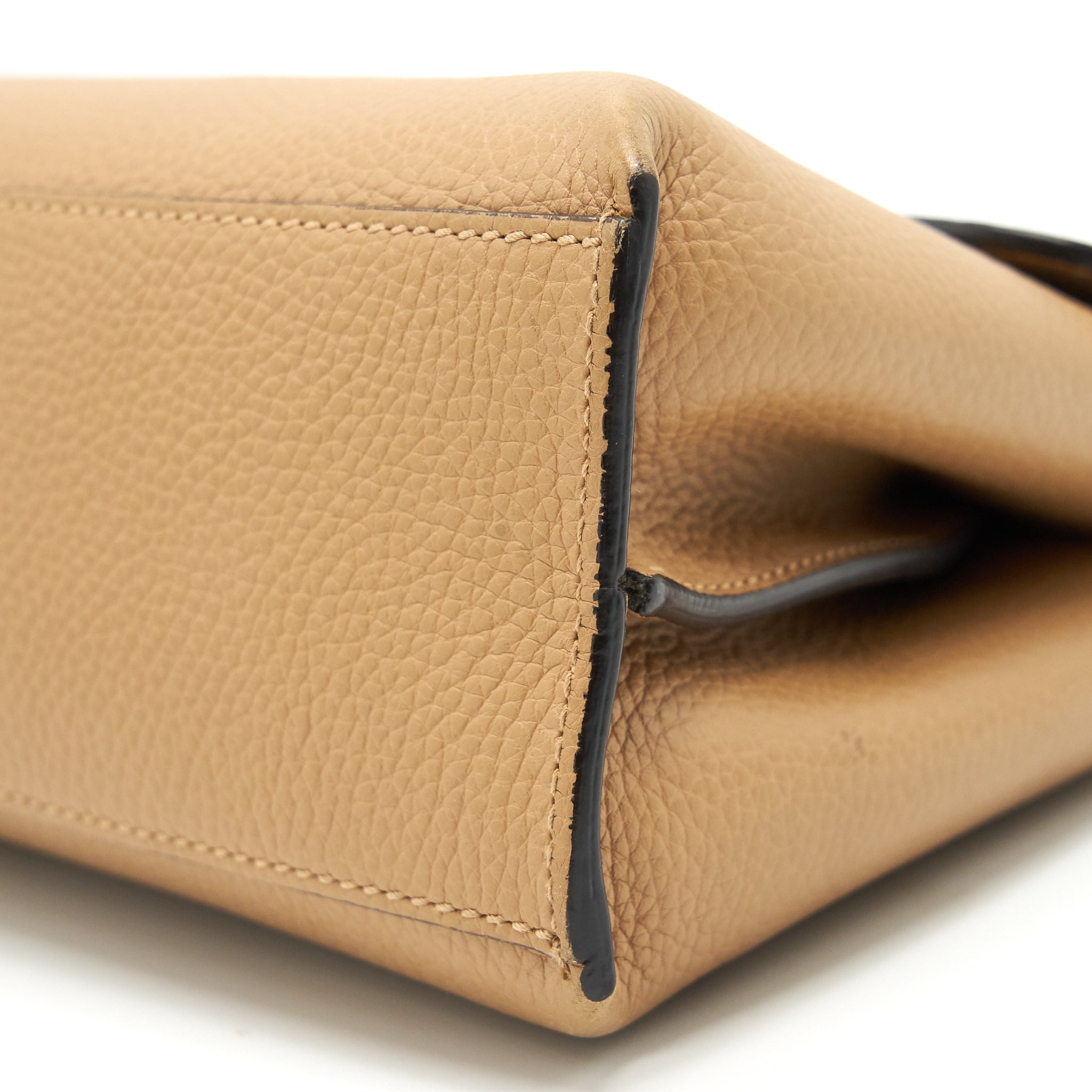 gucci-bamboo-daily-leather-top-handle-bag-beige