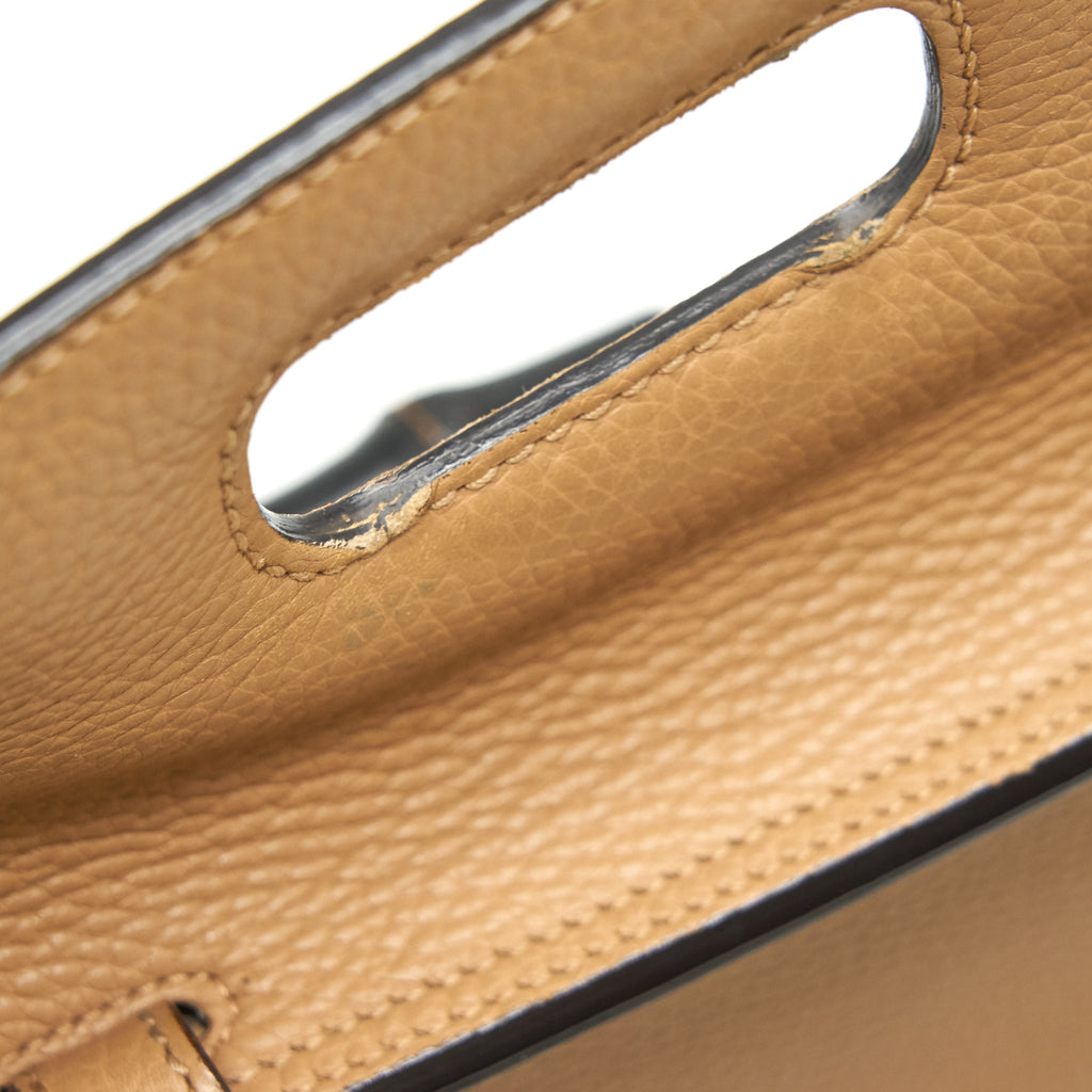 gucci-bamboo-daily-leather-top-handle-bag-beige