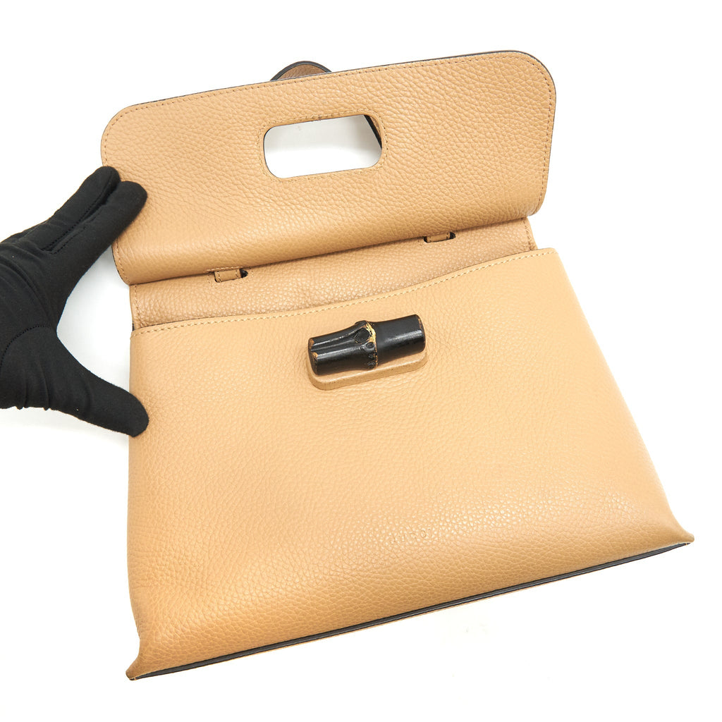 gucci-bamboo-daily-leather-top-handle-bag-beige
