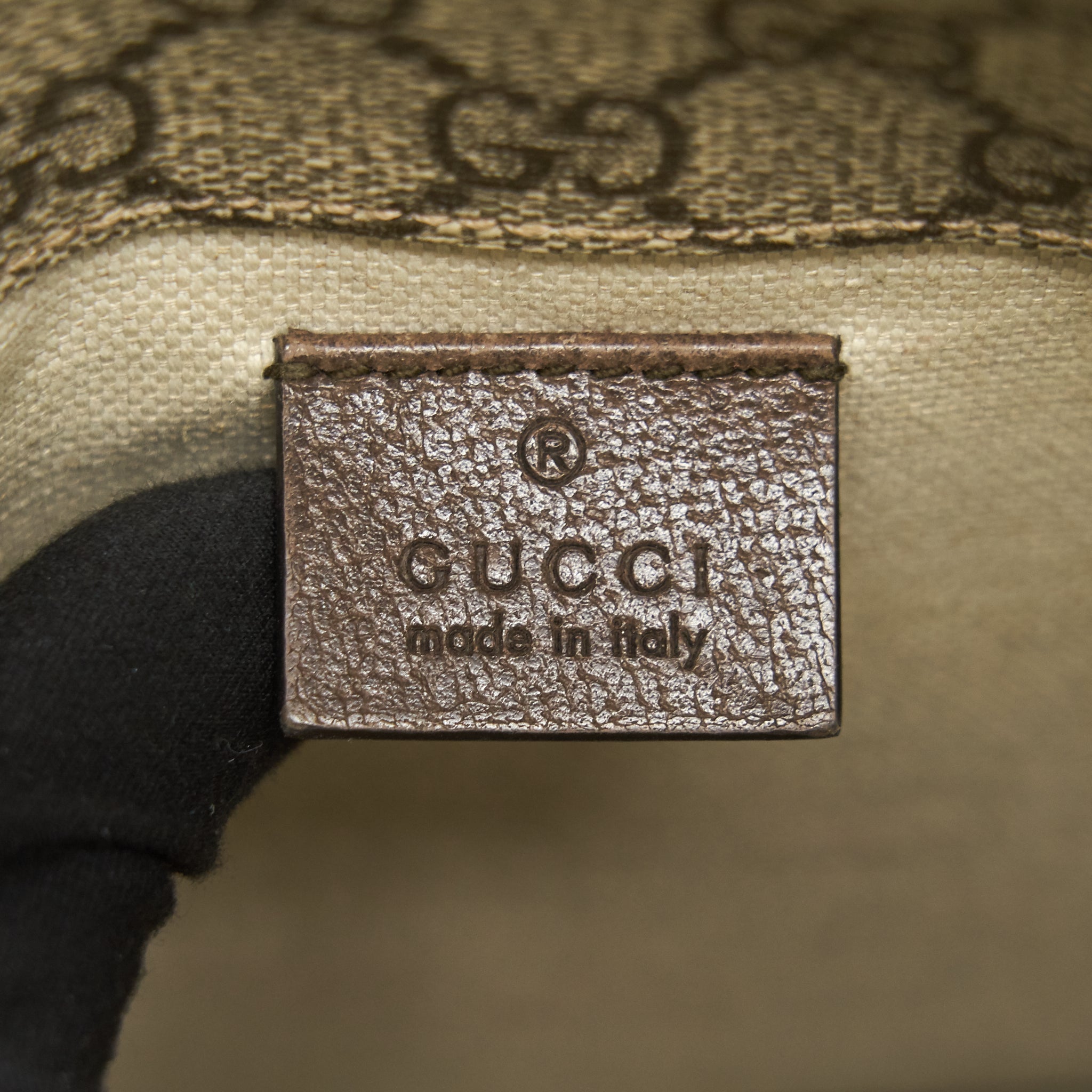 gucci-gg-supreme-canvas-belt-bag
