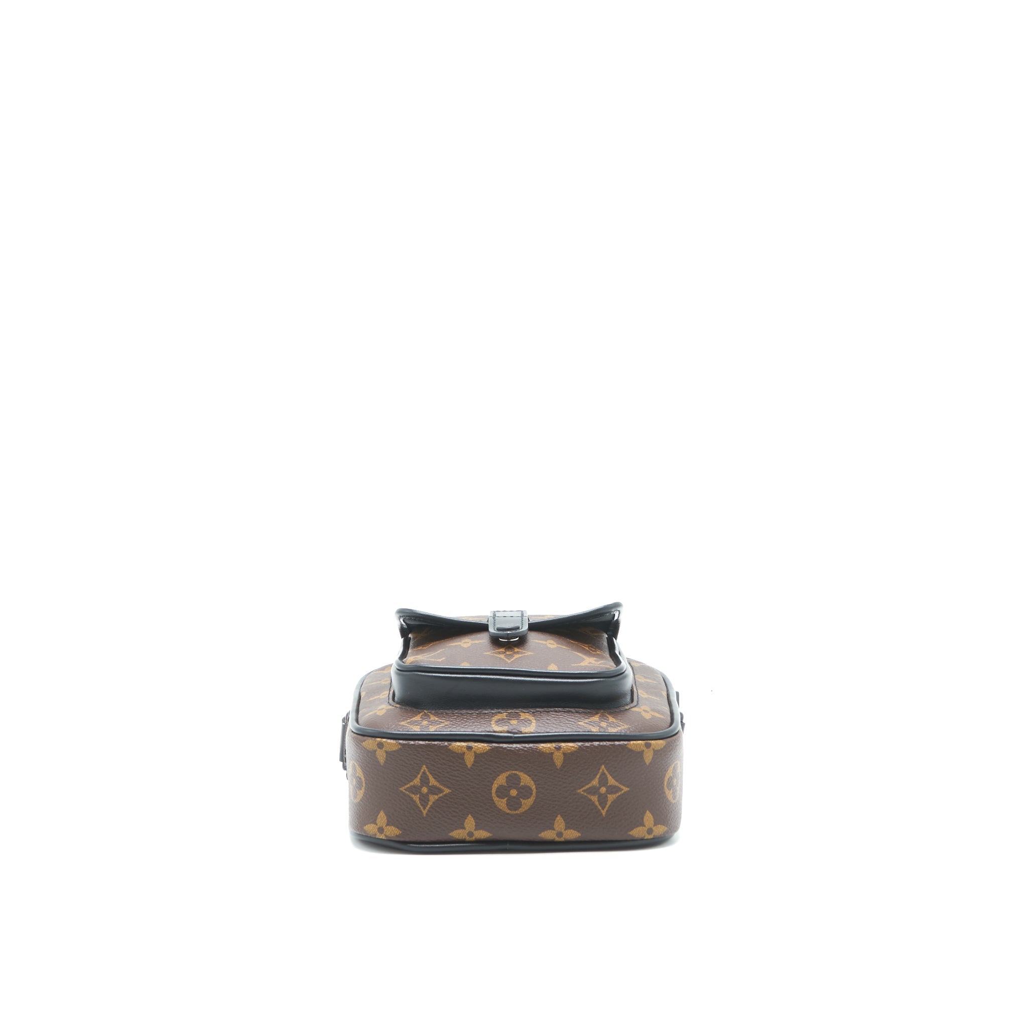 louis-vuitton-cross-body-camera-bag-monogram