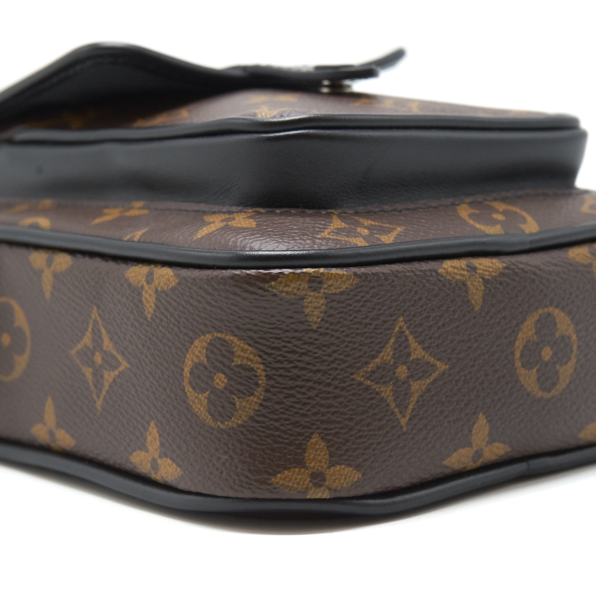 louis-vuitton-cross-body-camera-bag-monogram