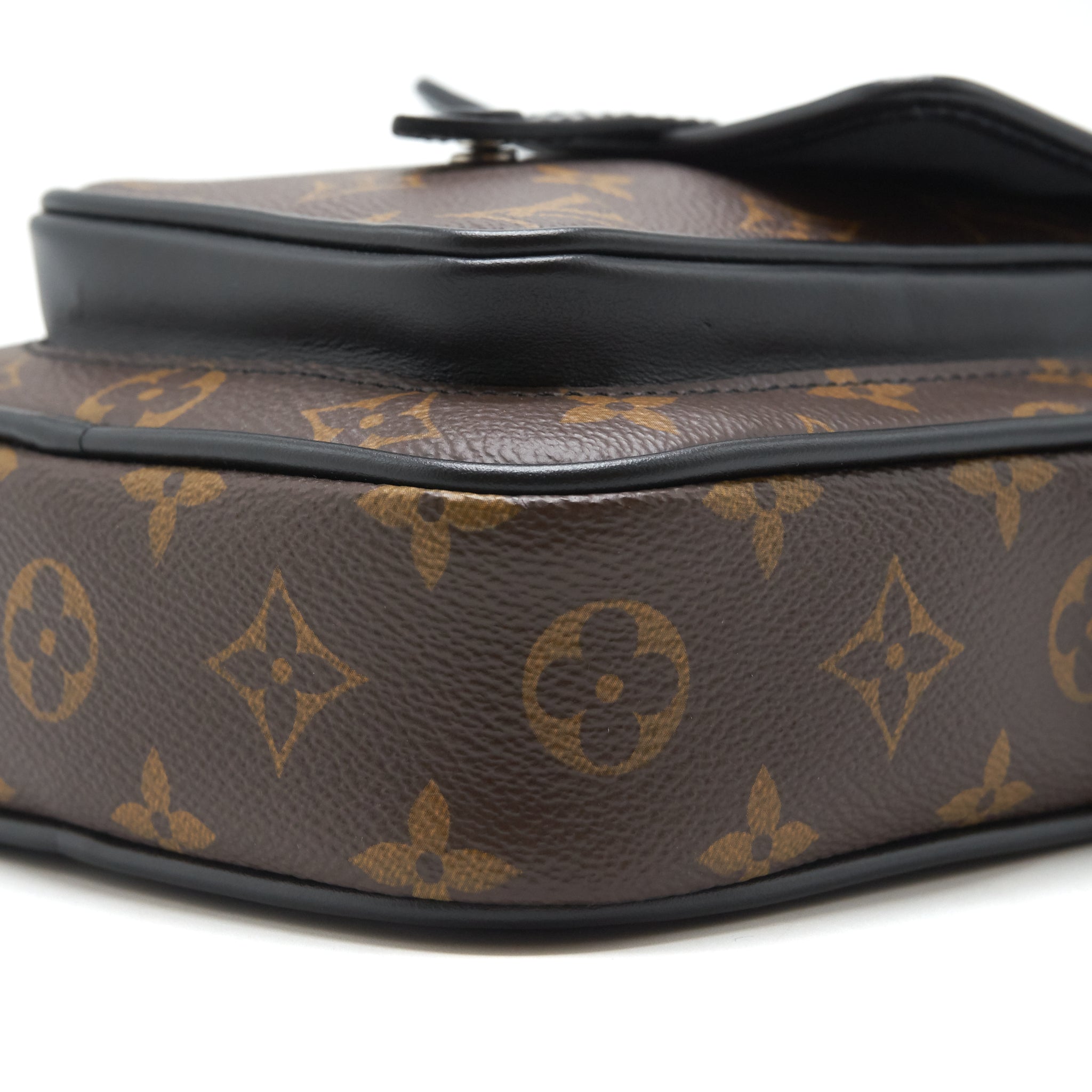 louis-vuitton-cross-body-camera-bag-monogram