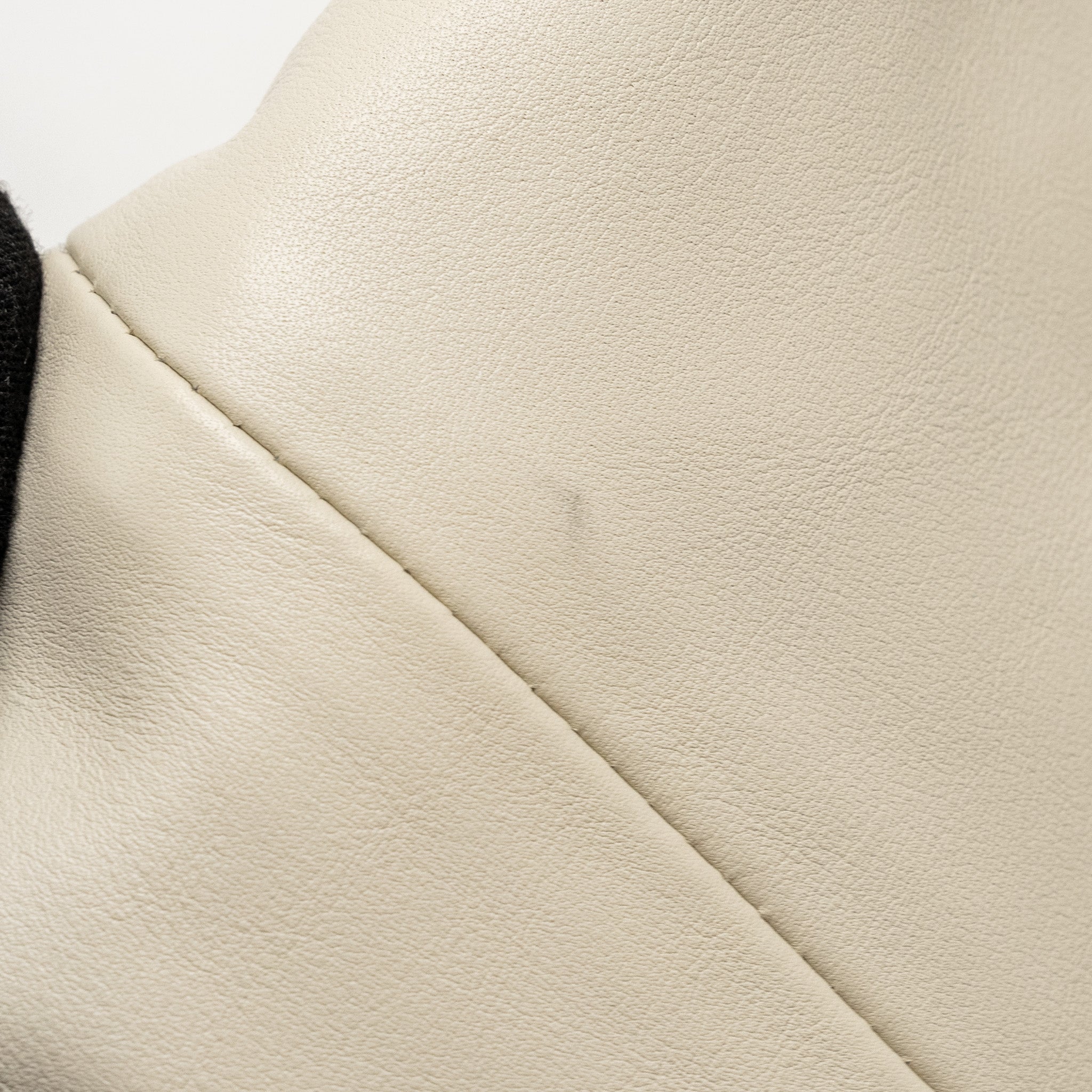 bottega-veneta-the-pouch-calfskin-white-ghw-1