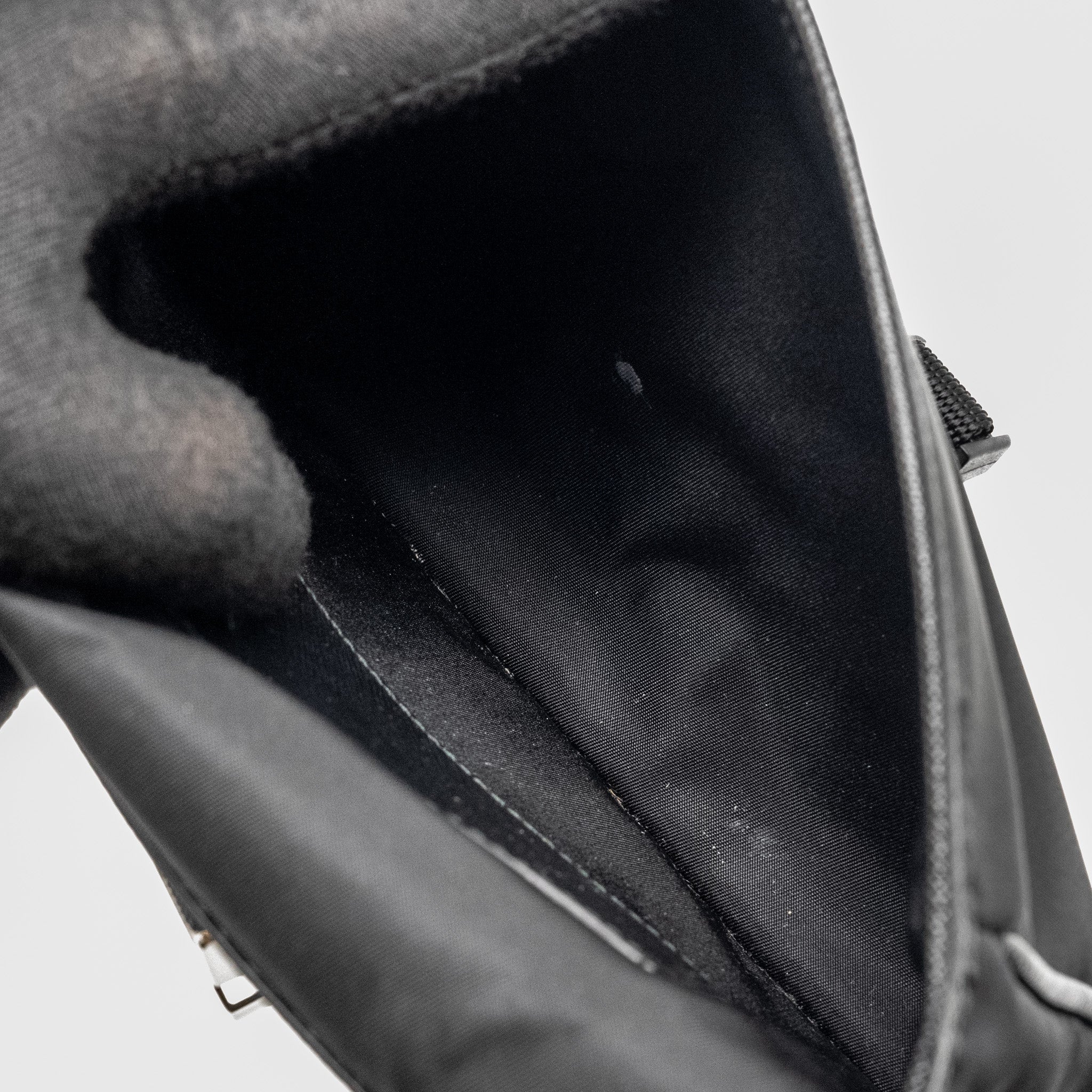 prada-smartphone-case-re-nylon-and-saffiano-leather-black-shw