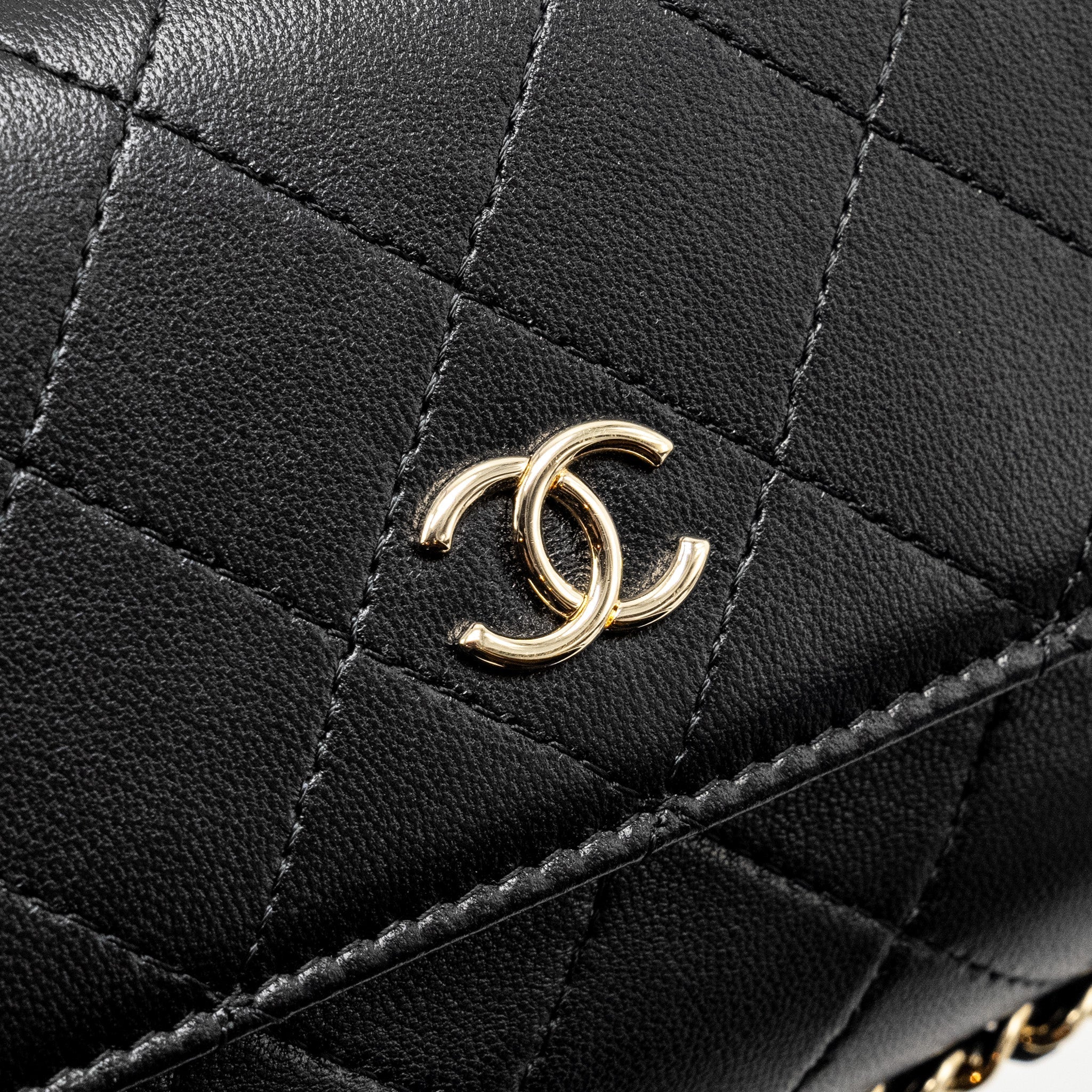 chanel-22a-phone-case-mini-wallet-on-chain-lambskin-black-lghw-microchip-copy