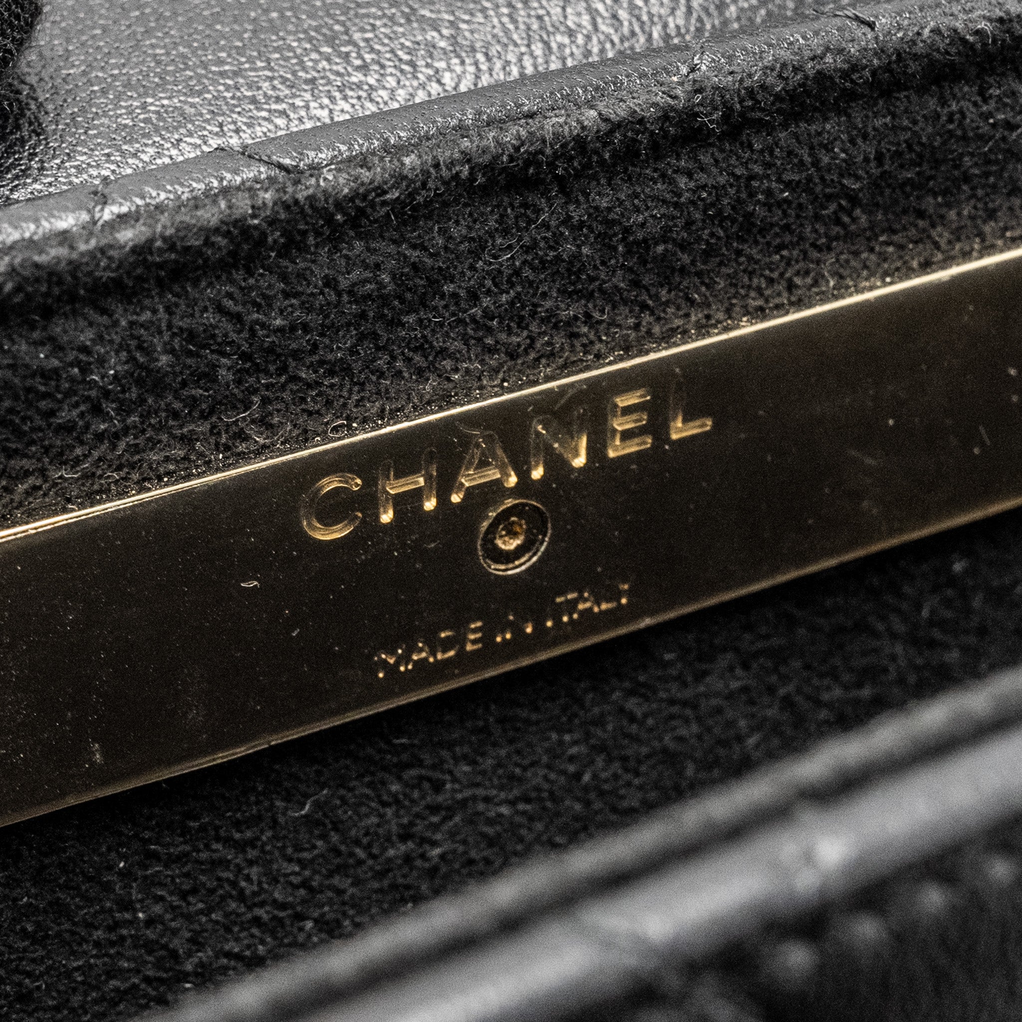 chanel-22a-phone-case-mini-wallet-on-chain-lambskin-black-lghw-microchip-copy