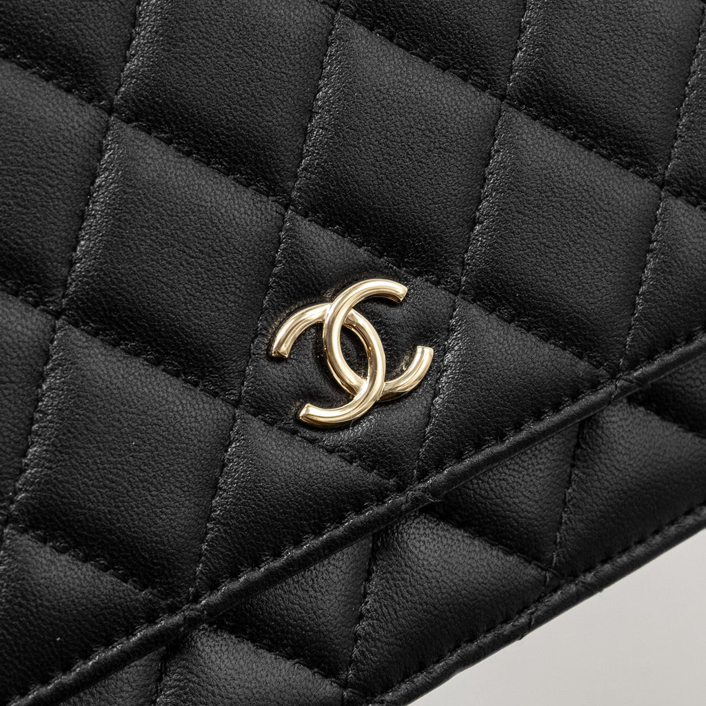chanel-wallet-on-chain-with-pearl-chain-lambskin-black-lghwmicrochip