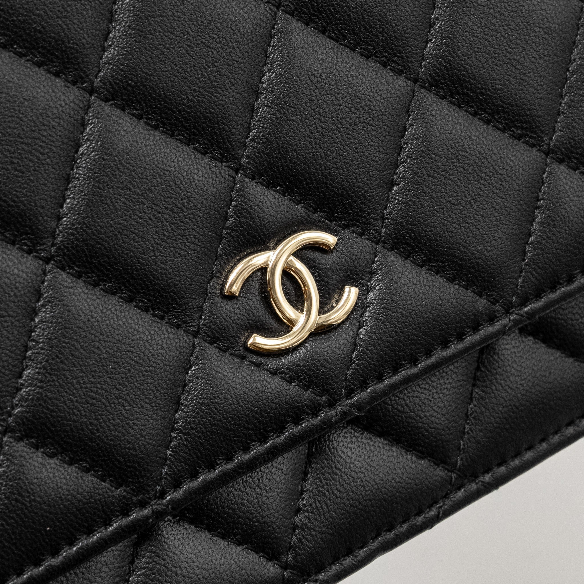 chanel-wallet-on-chain-with-pearl-chain-lambskin-black-lghwmicrochip