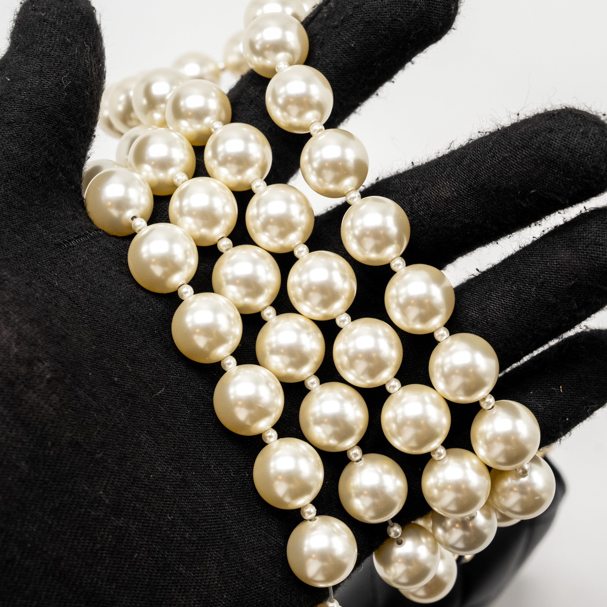 chanel-wallet-on-chain-with-pearl-chain-lambskin-black-lghwmicrochip
