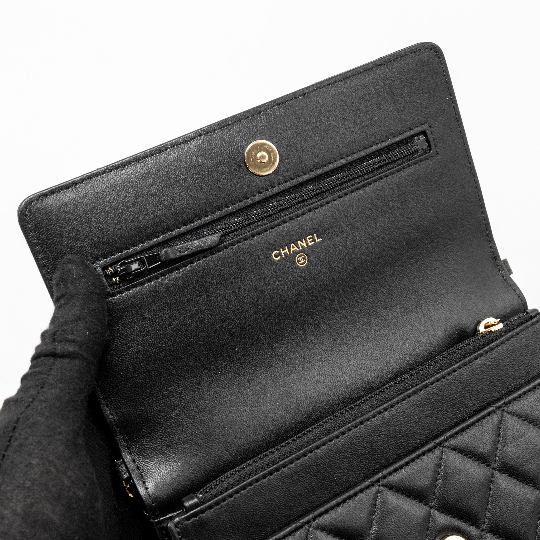 chanel-wallet-on-chain-with-pearl-chain-lambskin-black-lghwmicrochip