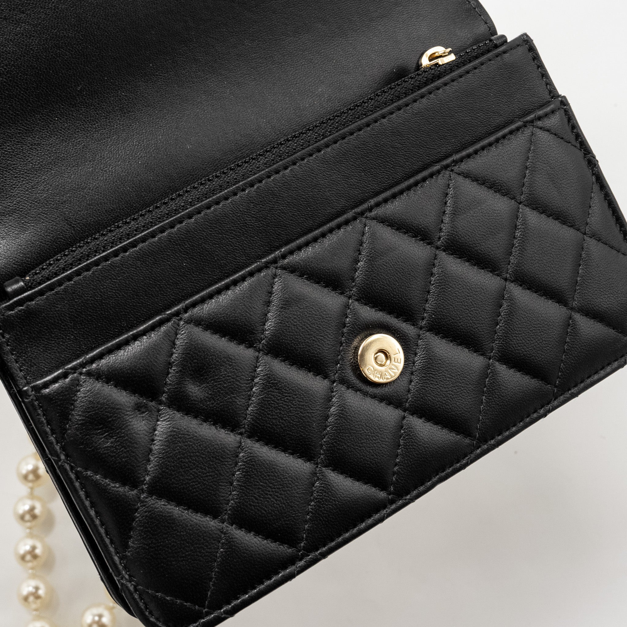 chanel-wallet-on-chain-with-pearl-chain-lambskin-black-lghwmicrochip