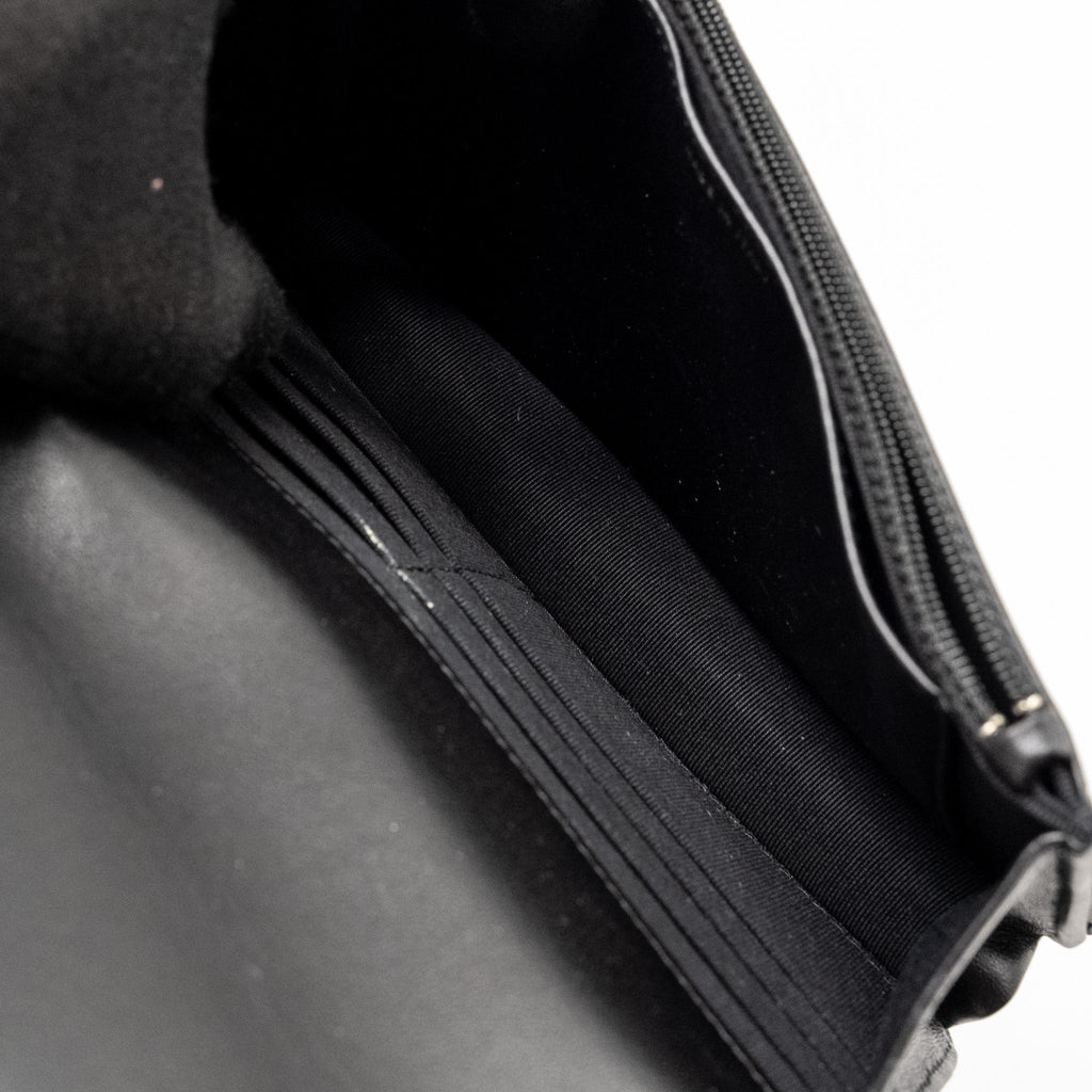 chanel-wallet-on-chain-with-pearl-chain-lambskin-black-lghwmicrochip
