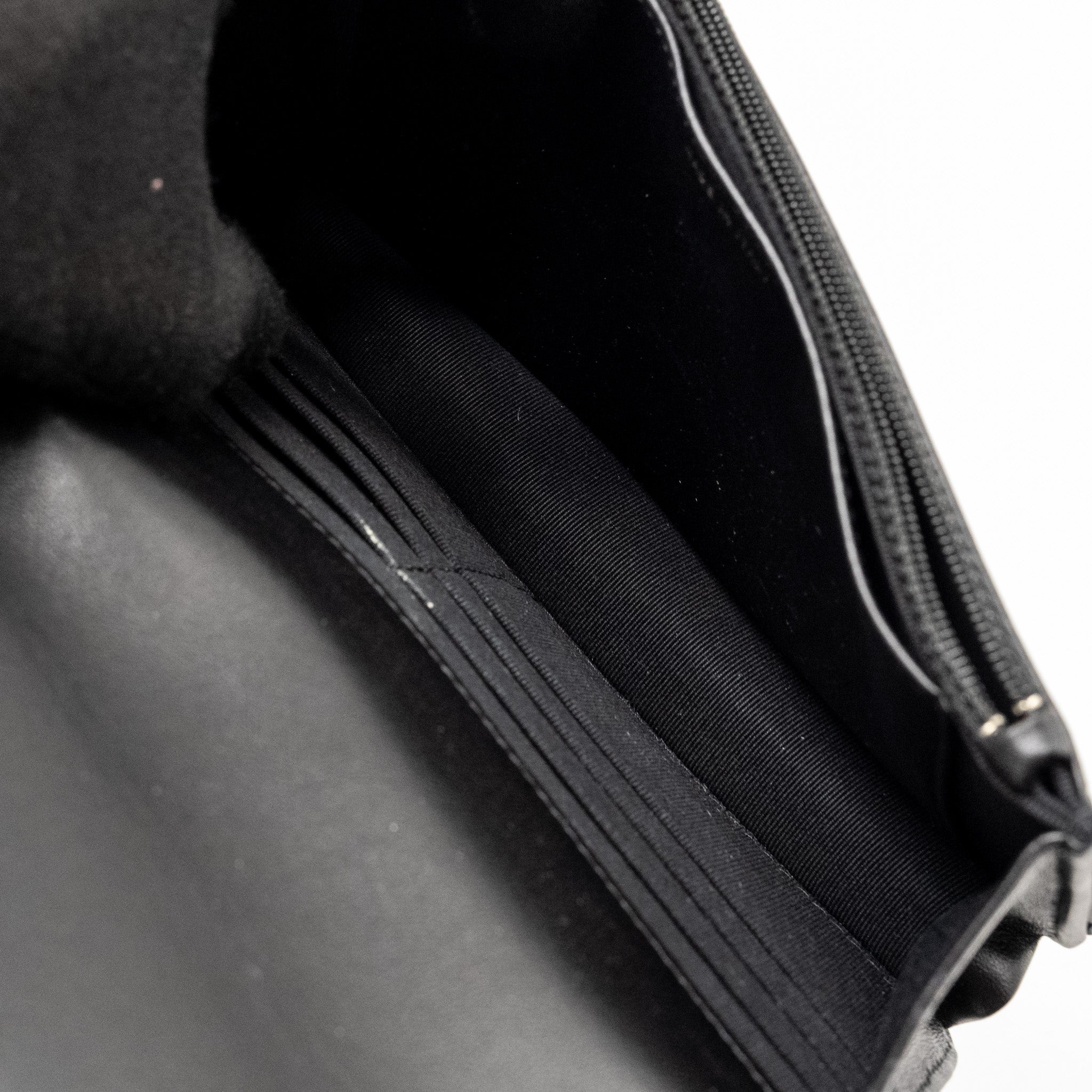 chanel-wallet-on-chain-with-pearl-chain-lambskin-black-lghwmicrochip
