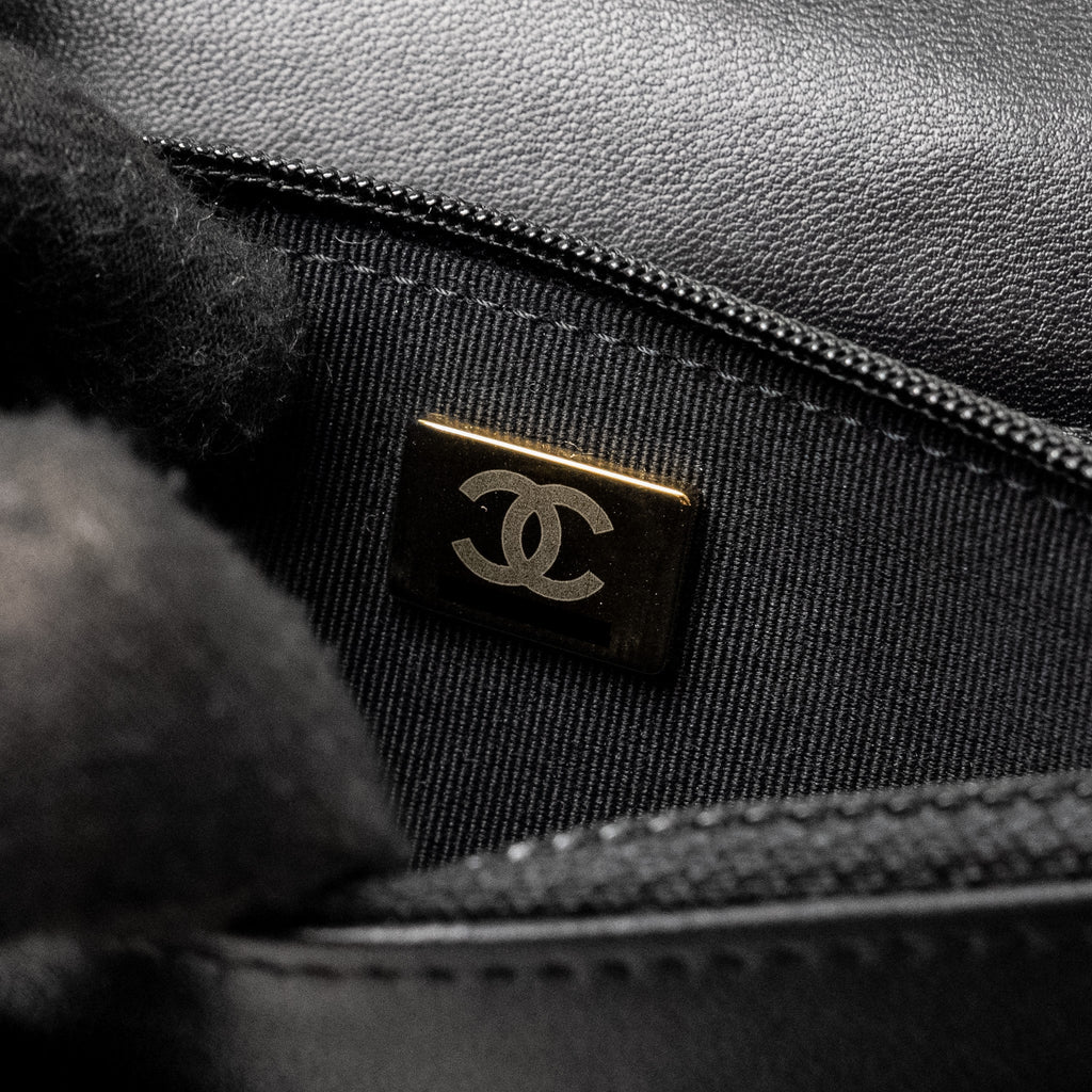chanel-wallet-on-chain-with-pearl-chain-lambskin-black-lghwmicrochip