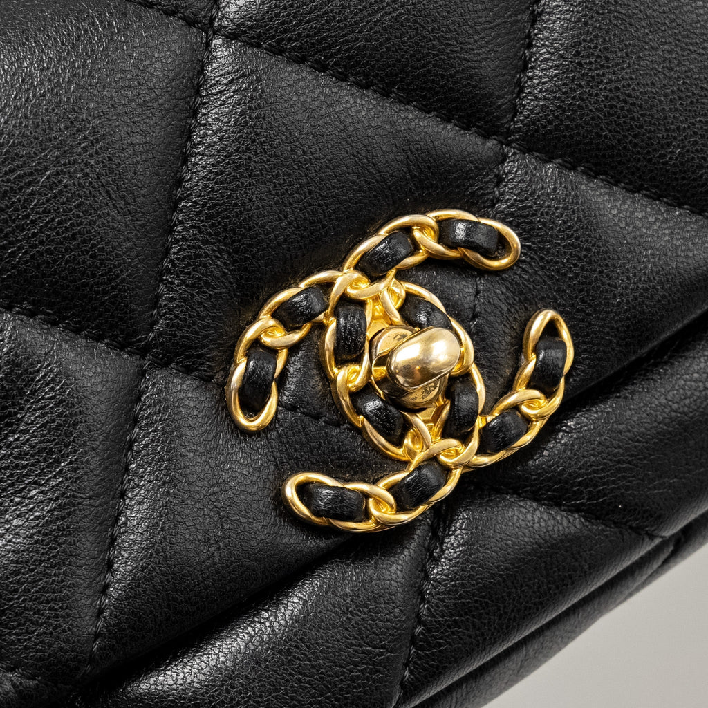 chanel-19-quilted-waist-belt-bag-calfskin-black-ghw
