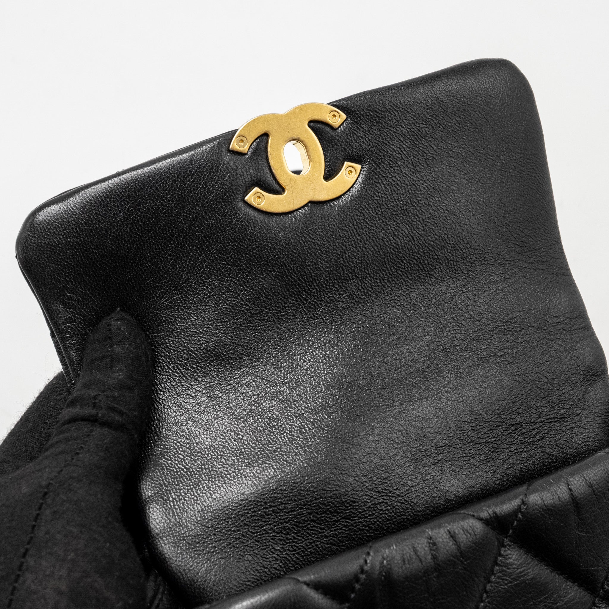 chanel-19-quilted-waist-belt-bag-calfskin-black-ghw