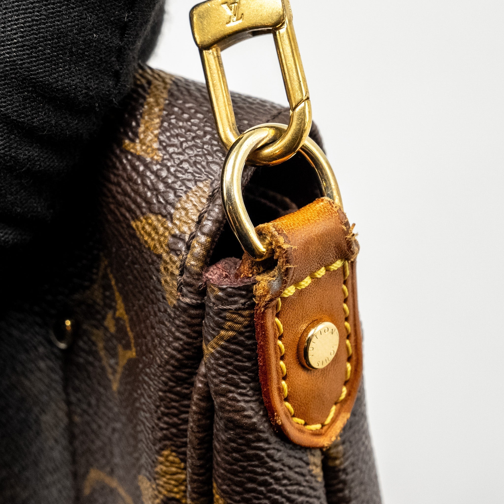 louis-vuitton-favourite-pm-monogram-canvas-ghw-1