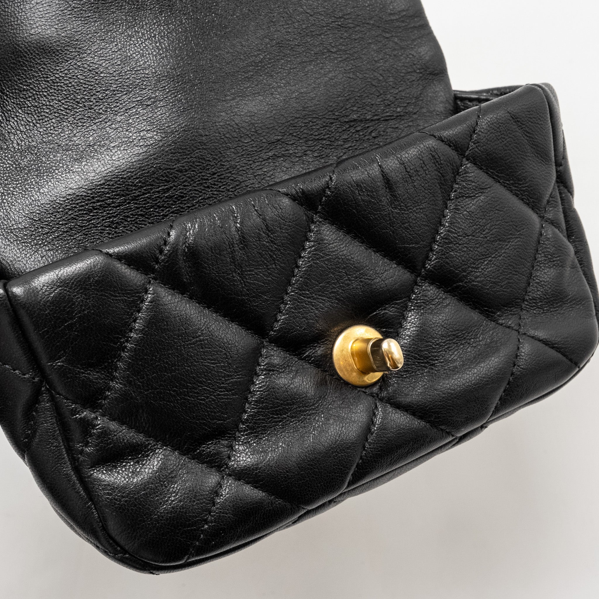 chanel-19-quilted-waist-belt-bag-calfskin-black-ghw