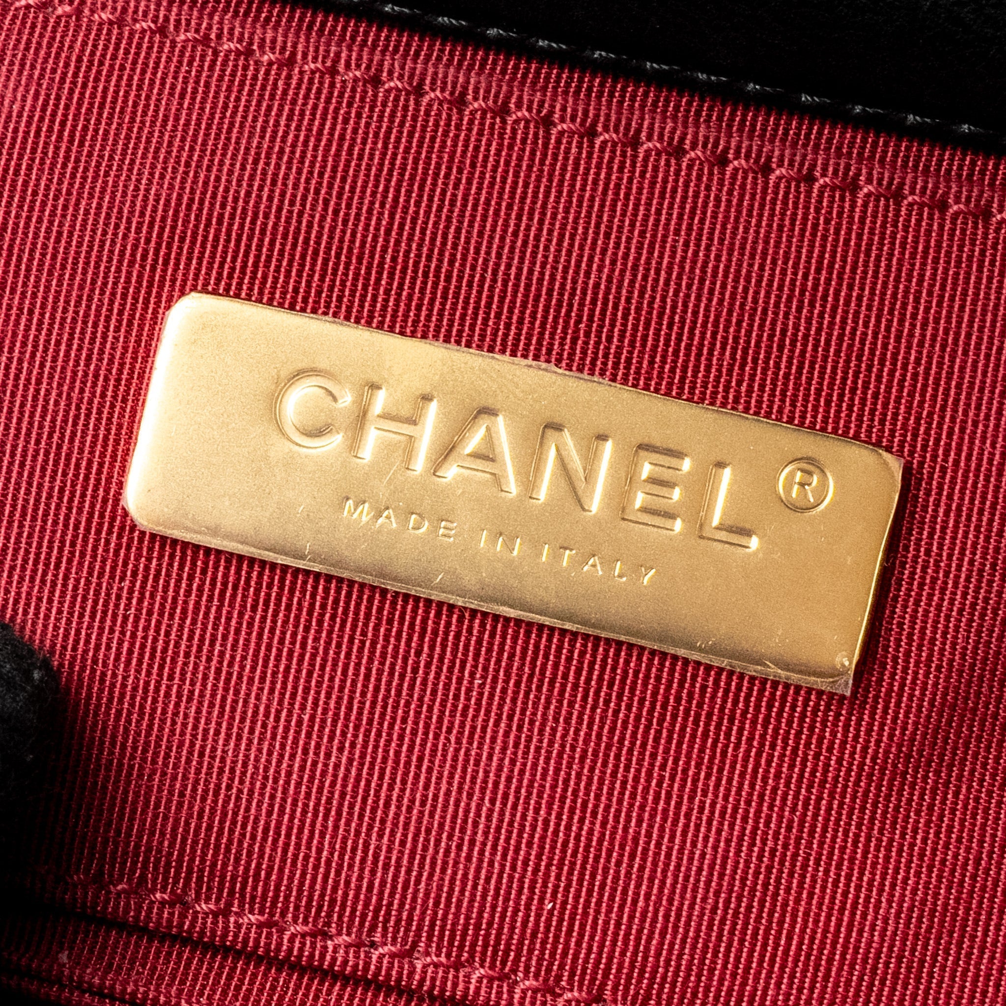 chanel-19-quilted-waist-belt-bag-calfskin-black-ghw