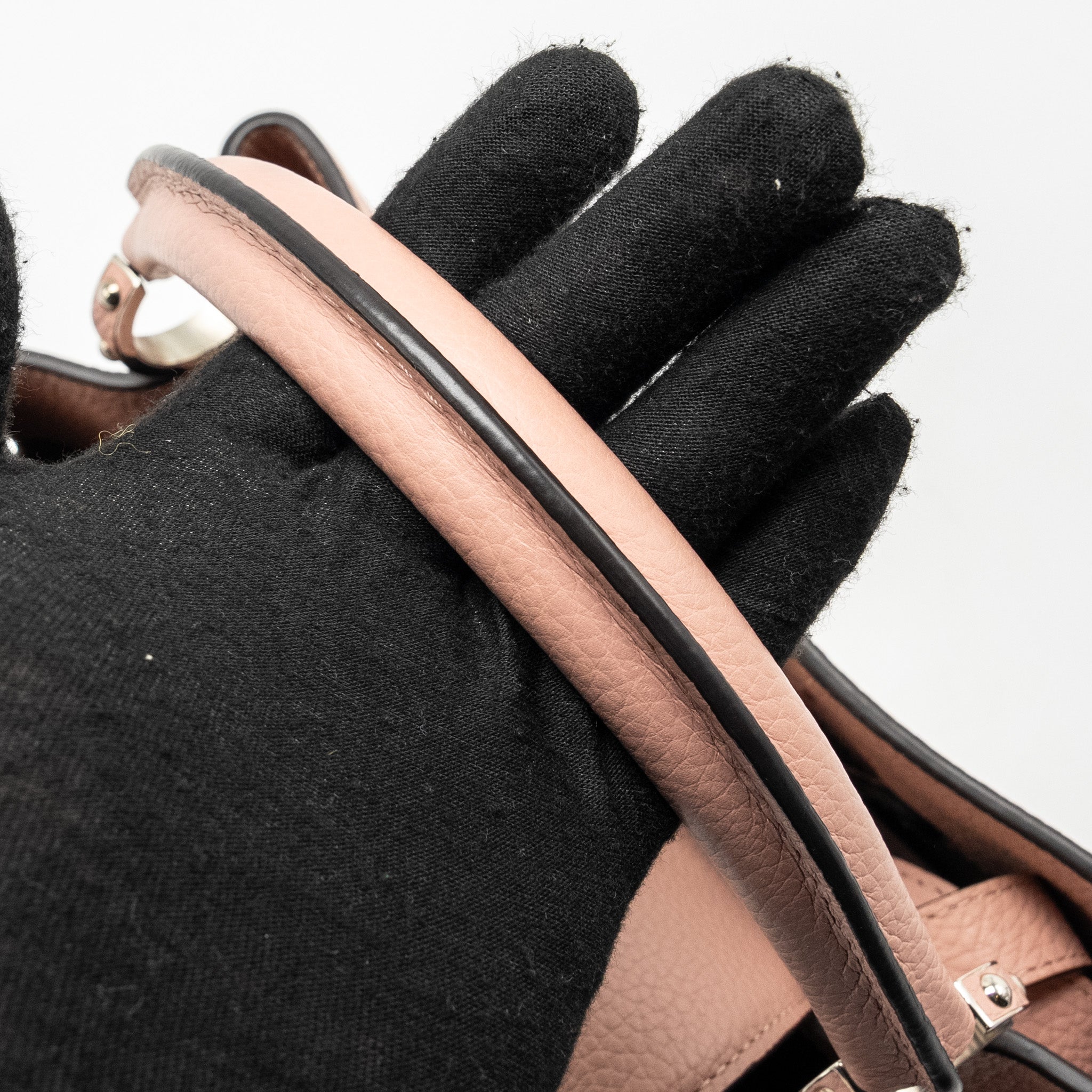 louis-vuitton-capucines-mm-taurillon-pink-shw