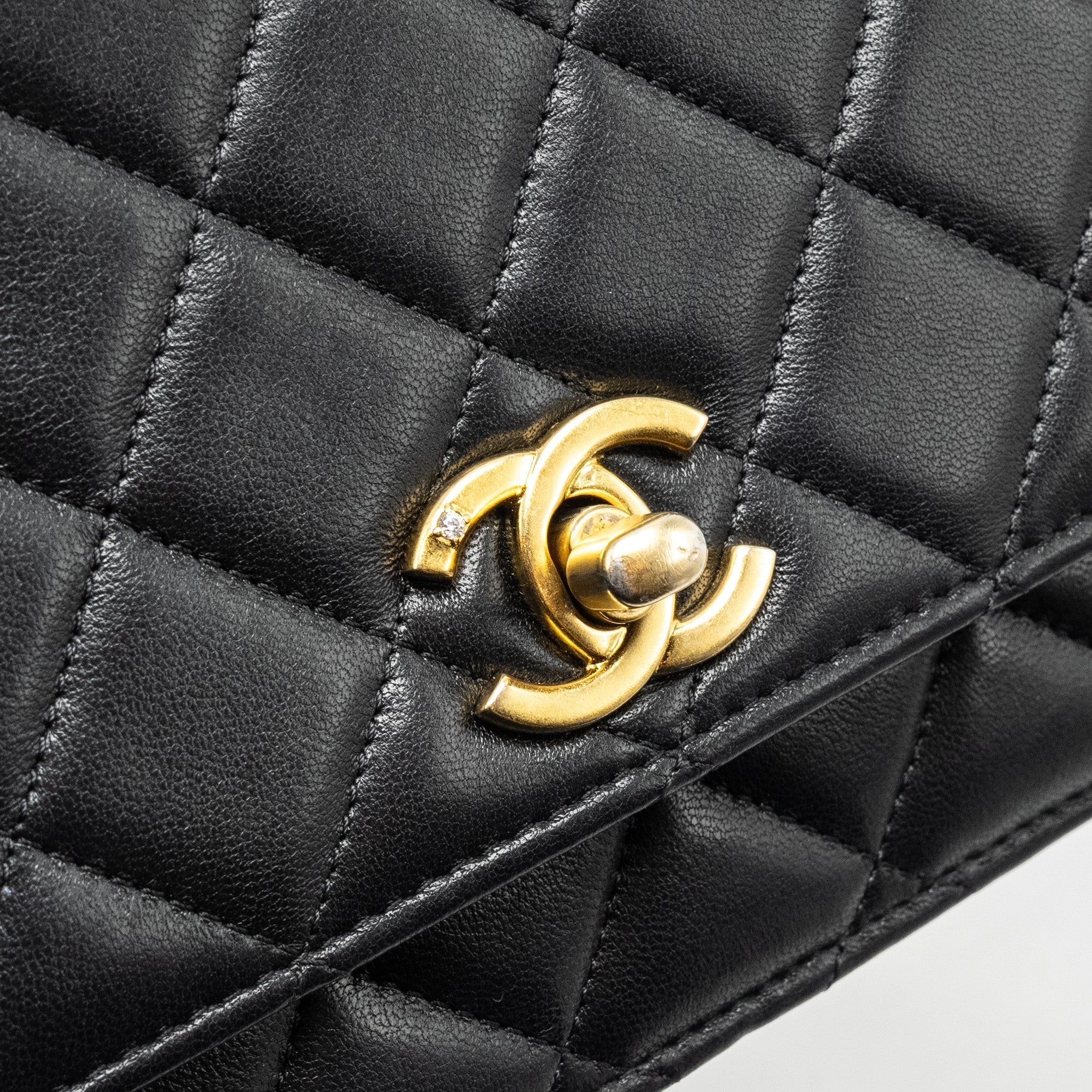 chanel-23a-lion-charms-wallet-on-chain-lambskin-black-ghw-microchip-1