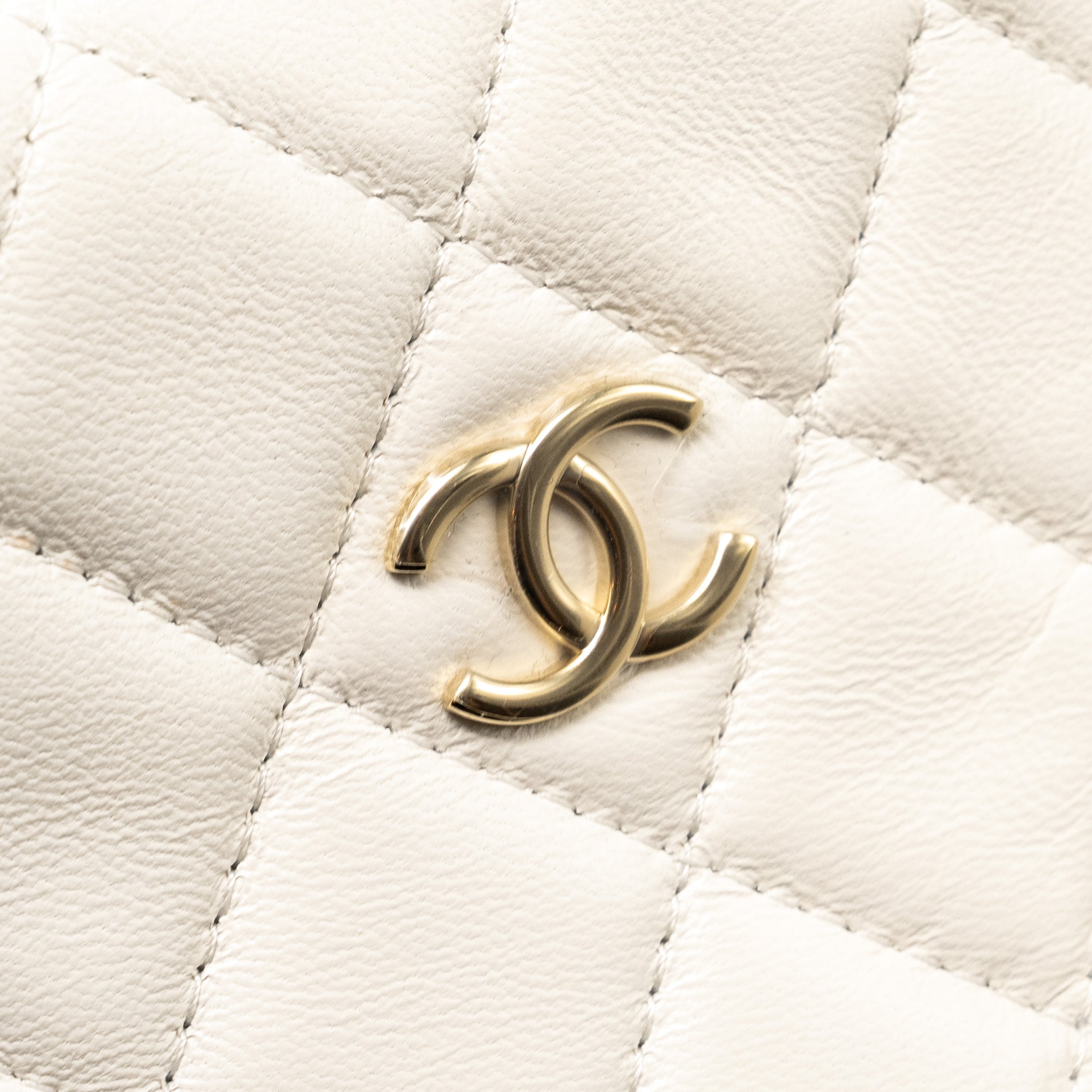 chanel-23c-round-clutch-lambskin-white-lghw-microchip-2
