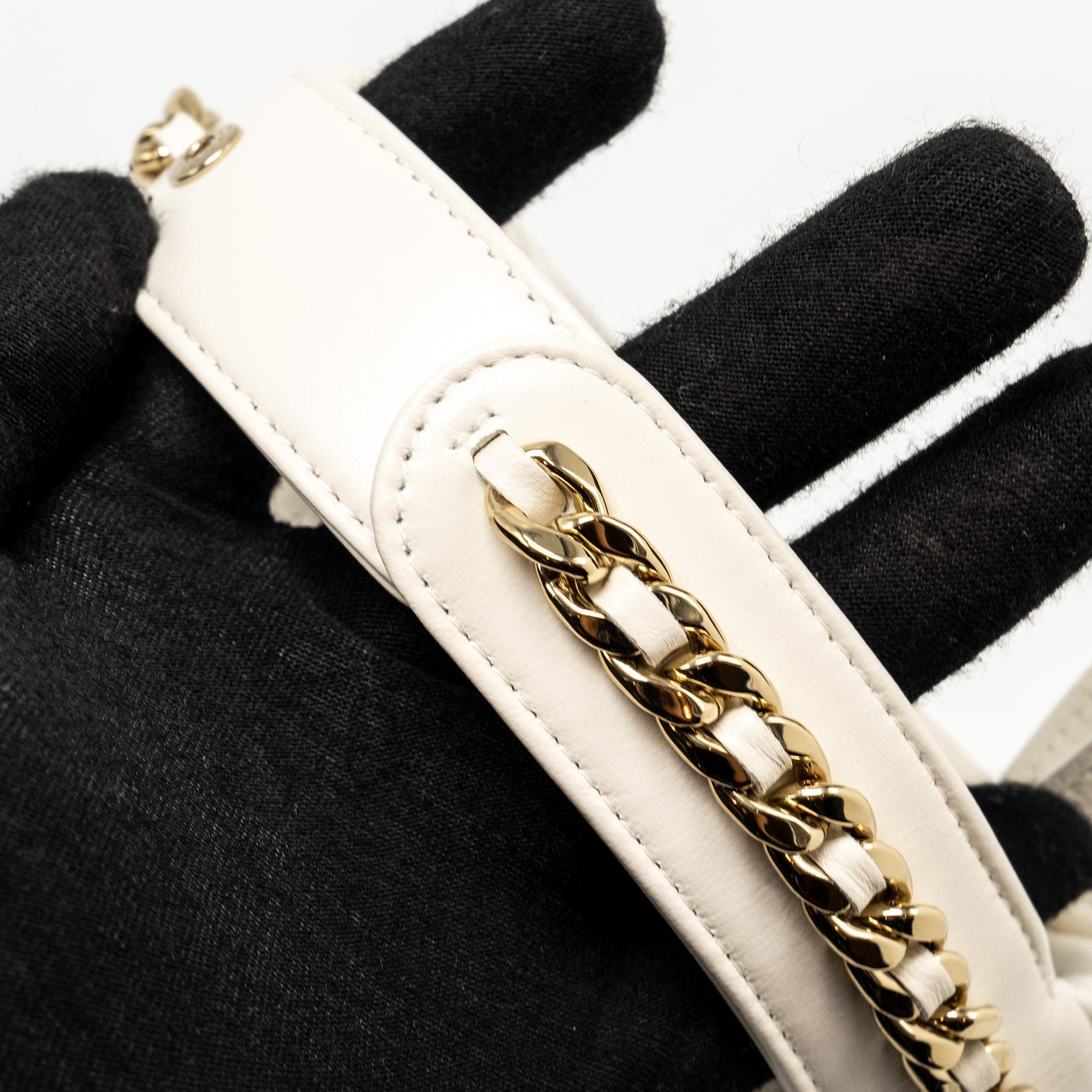 chanel-23c-round-clutch-lambskin-white-lghw-microchip-2