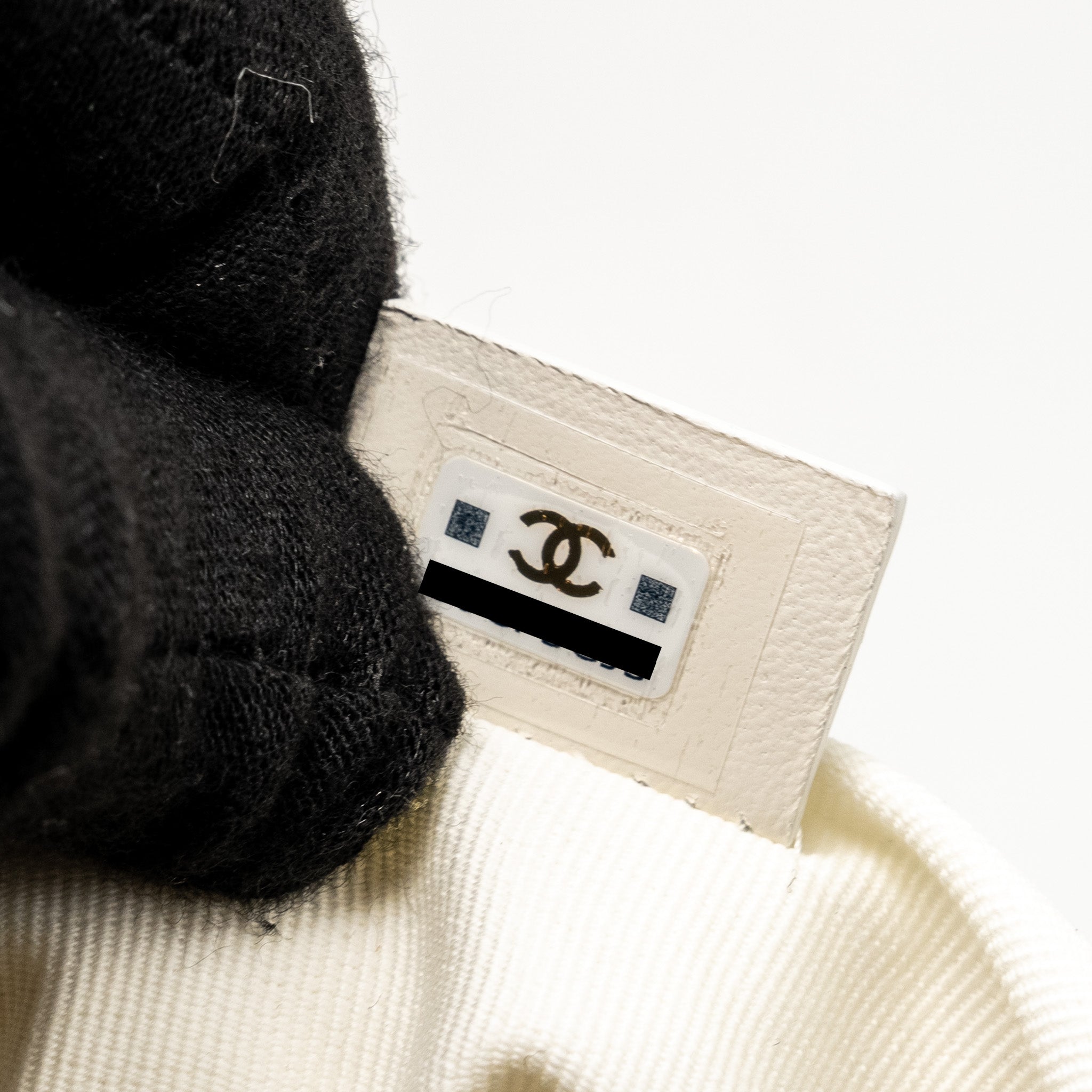 chanel-23c-round-clutch-lambskin-white-lghw-microchip-2