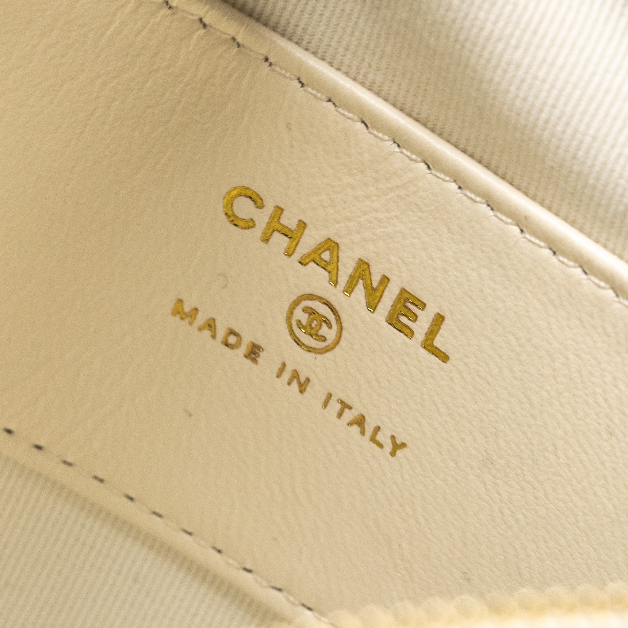 chanel-23c-round-clutch-lambskin-white-lghw-microchip-2