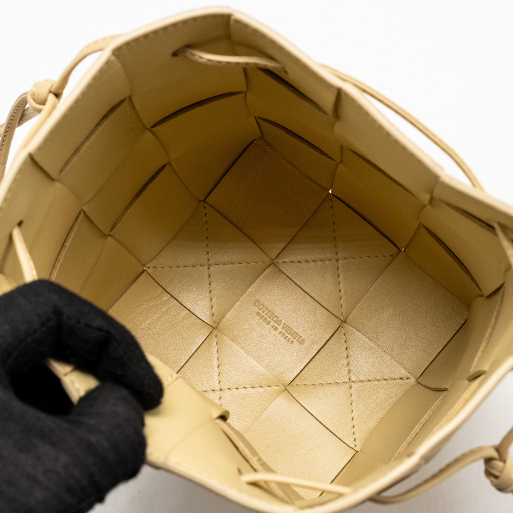 bottega-veneta-small-cassette-bucket-bag-lambskin-beige-copy