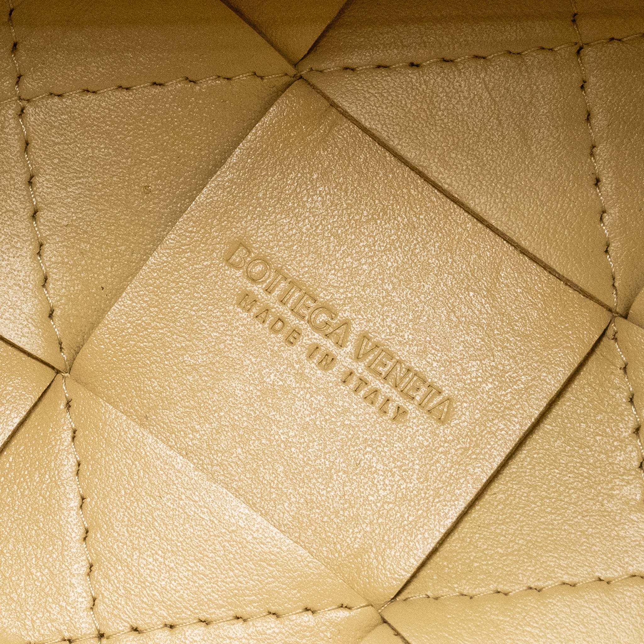 bottega-veneta-small-cassette-bucket-bag-lambskin-beige-copy