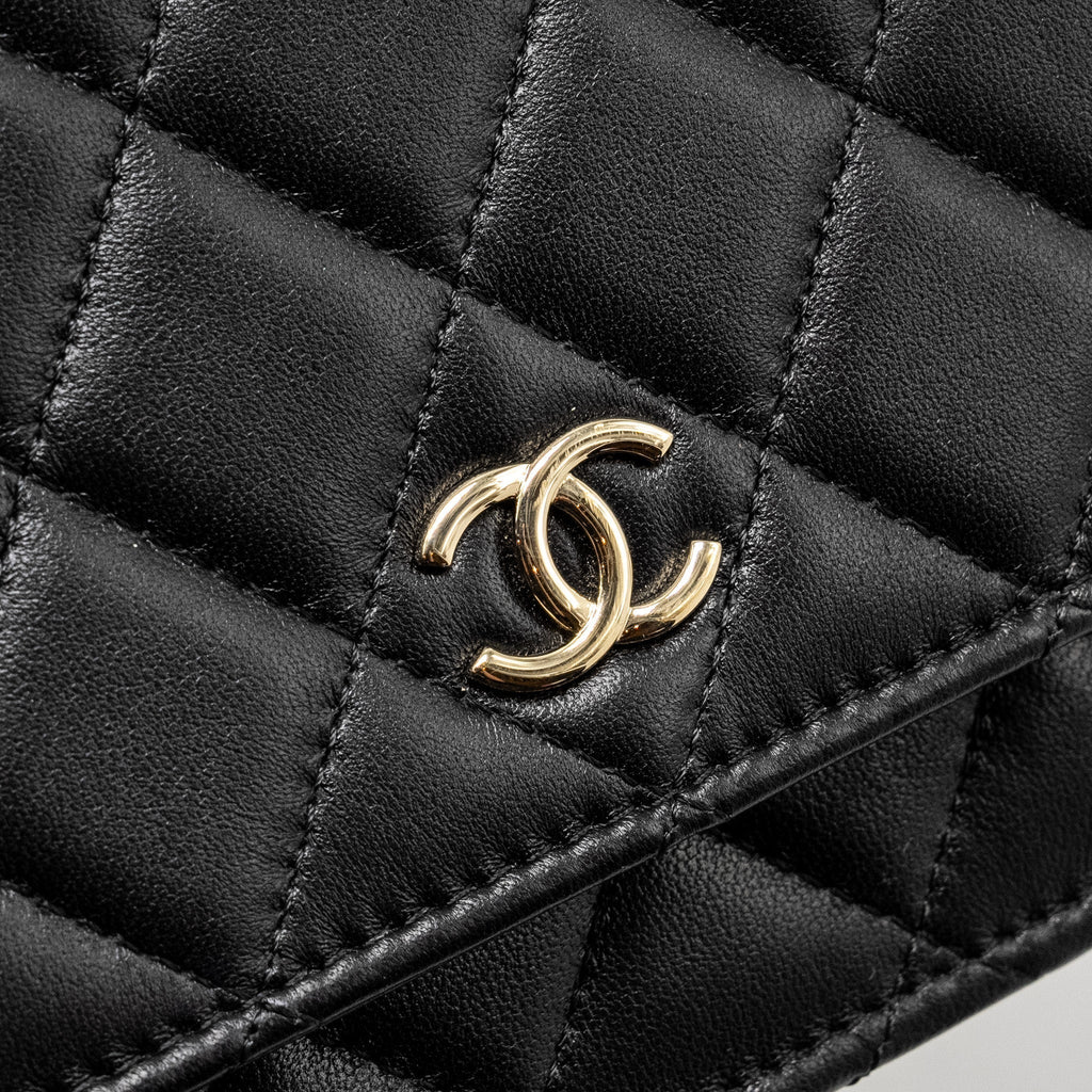 chanel-pearl-chain-wallet-on-chain-lambskin-black-lghwmicrochip
