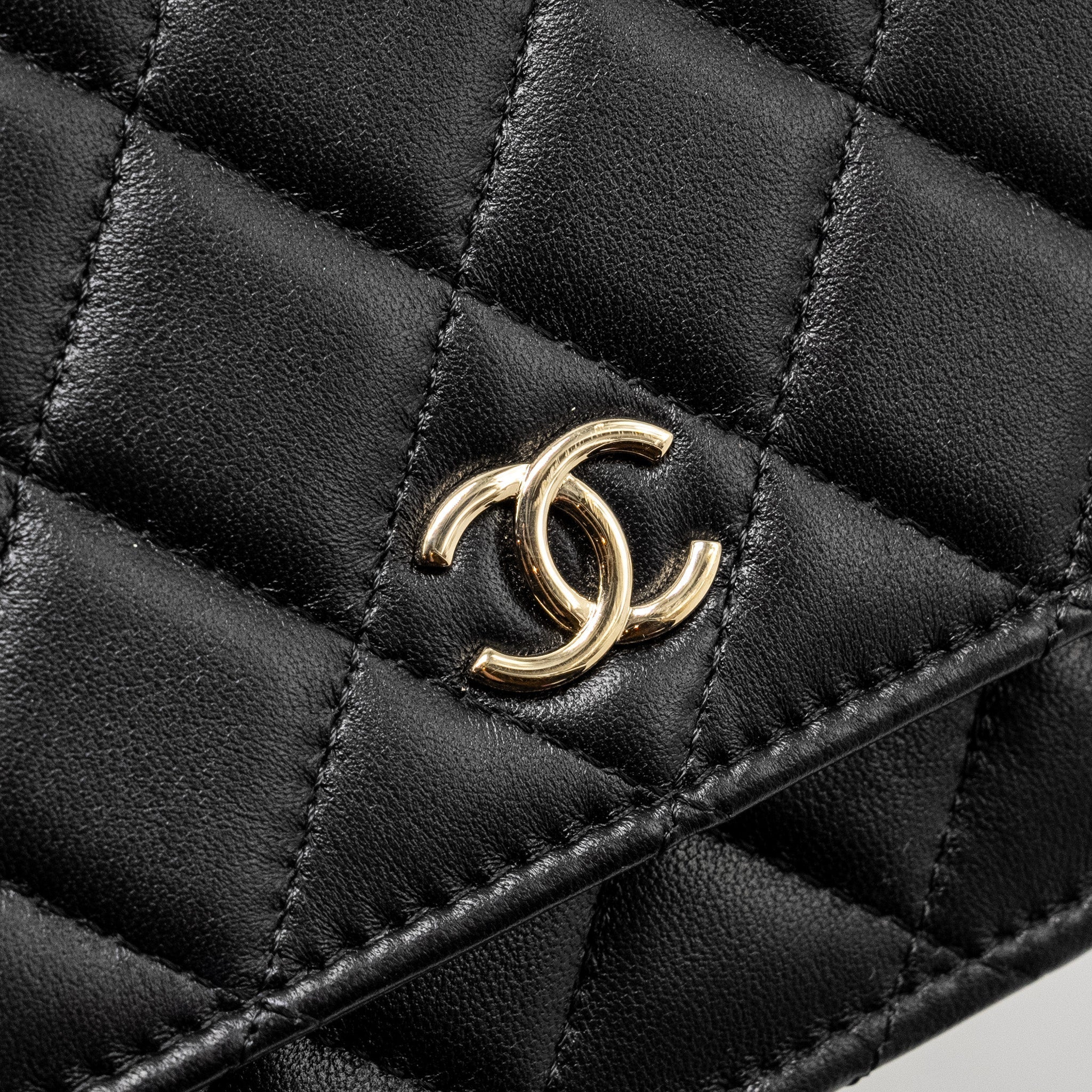 chanel-pearl-chain-wallet-on-chain-lambskin-black-lghwmicrochip