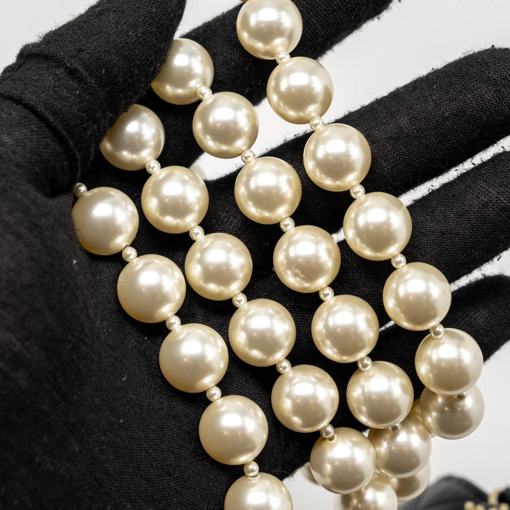 chanel-pearl-chain-wallet-on-chain-lambskin-black-lghwmicrochip