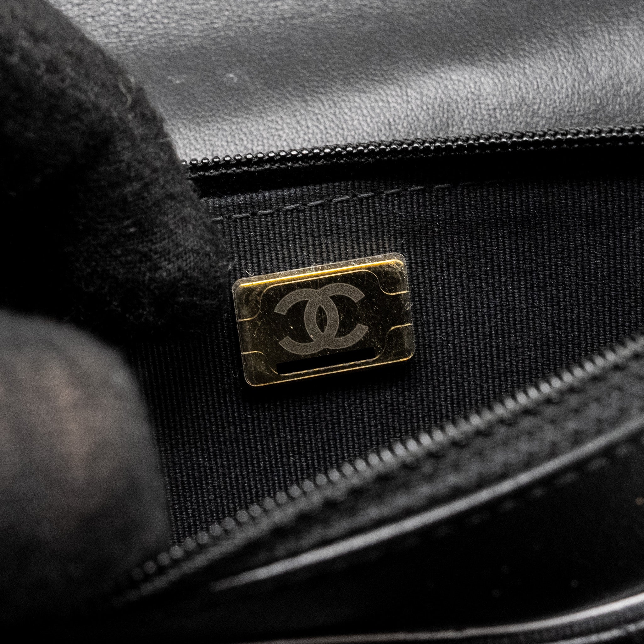 chanel-pearl-chain-wallet-on-chain-lambskin-black-lghwmicrochip