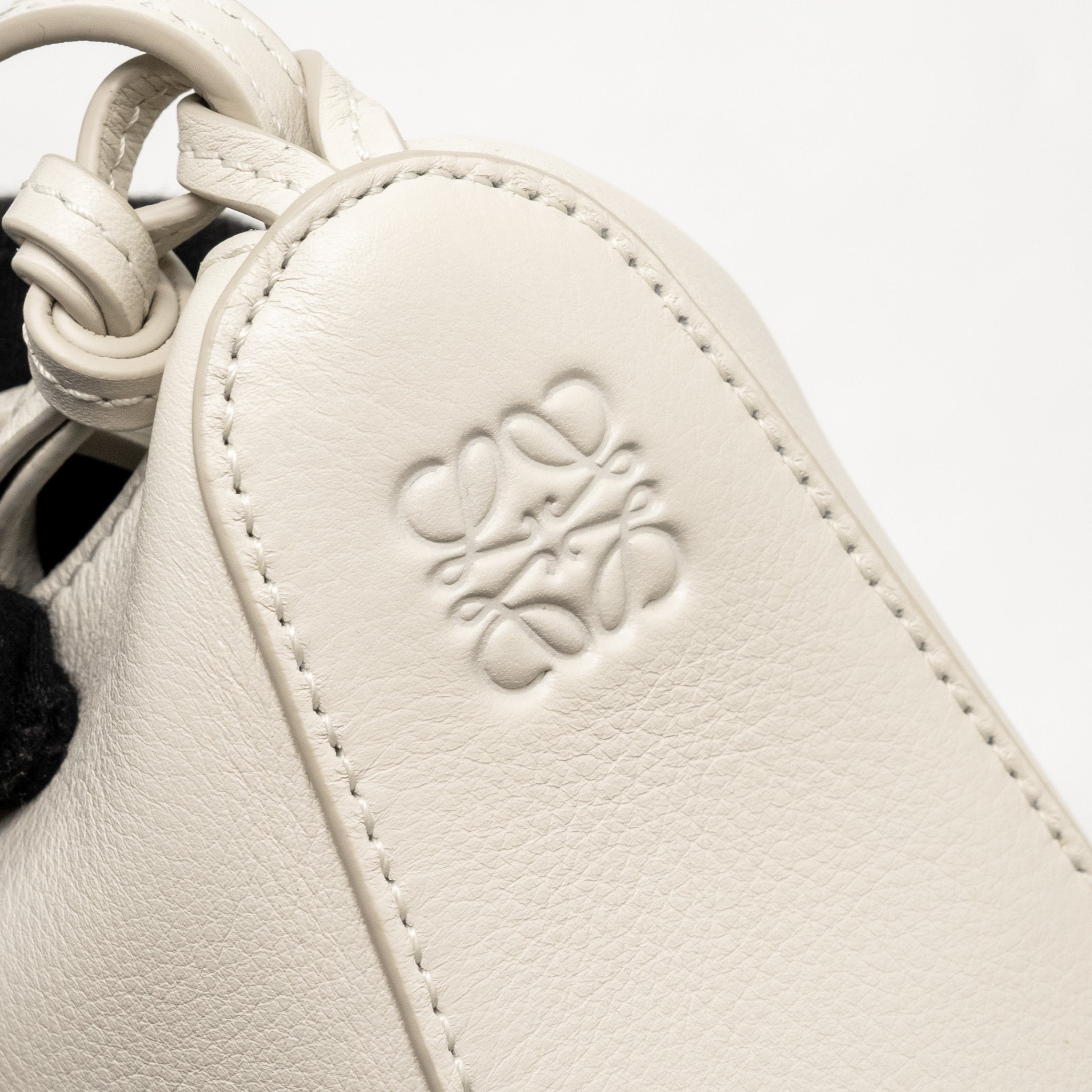 loewe-mini-hammock-hobo-classic-calfskin-white-shw