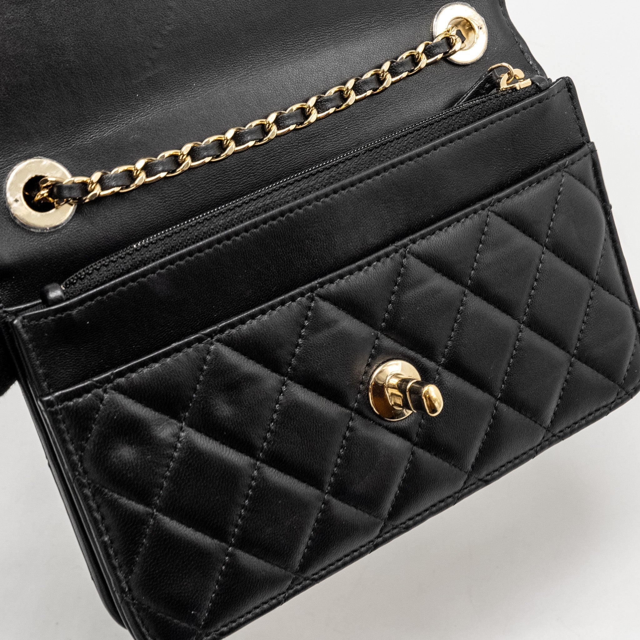 chanel-trendy-cc-wallet-on-chain-lambskin-black-lghw-microchip