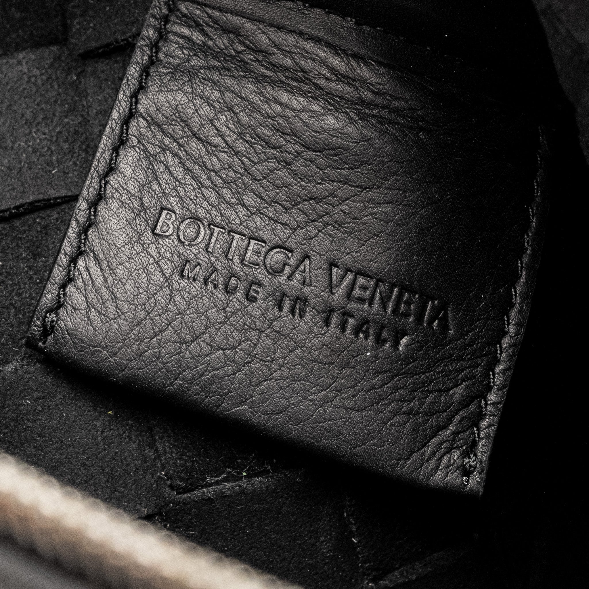 bottega-veneta-intrecciato-pouch-calfskin-black-shw