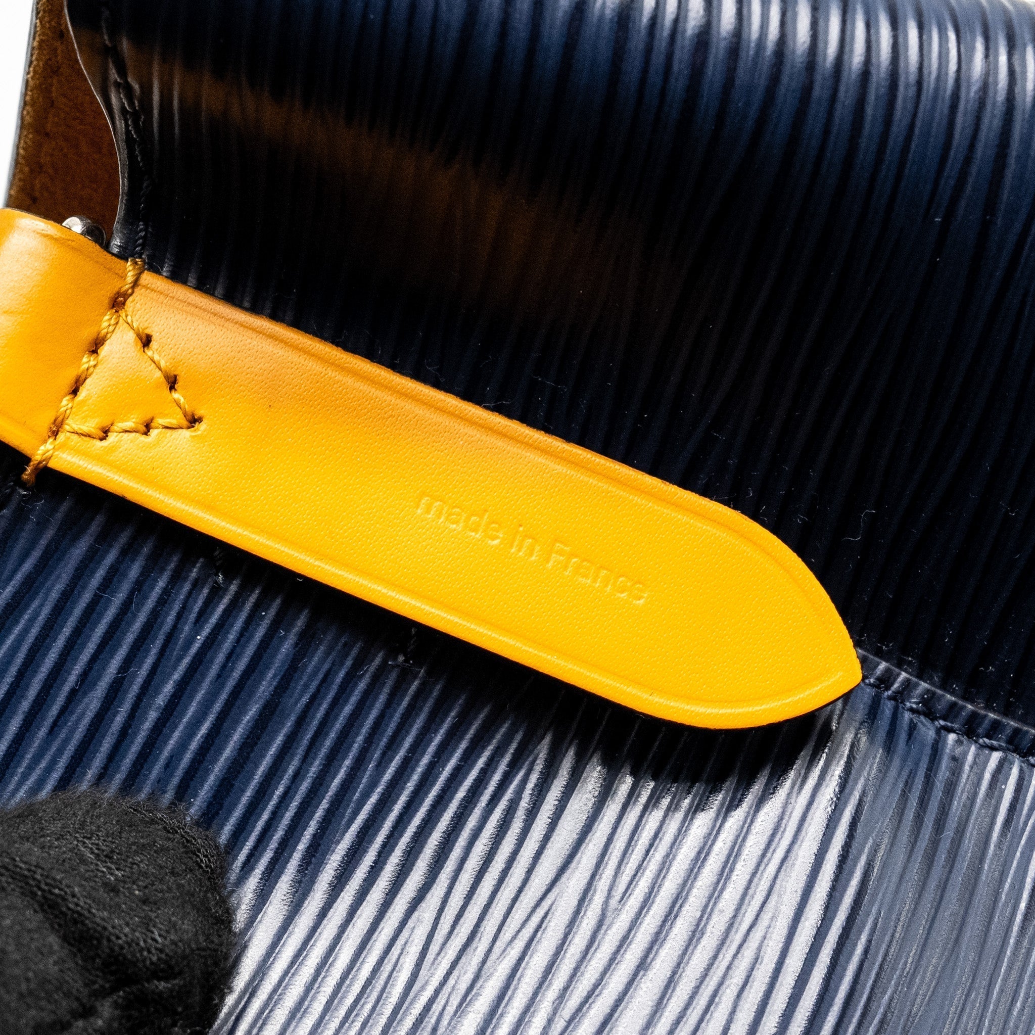louis-vuitton-neo-noe-bb-epi-leather-navy-yellow-shw
