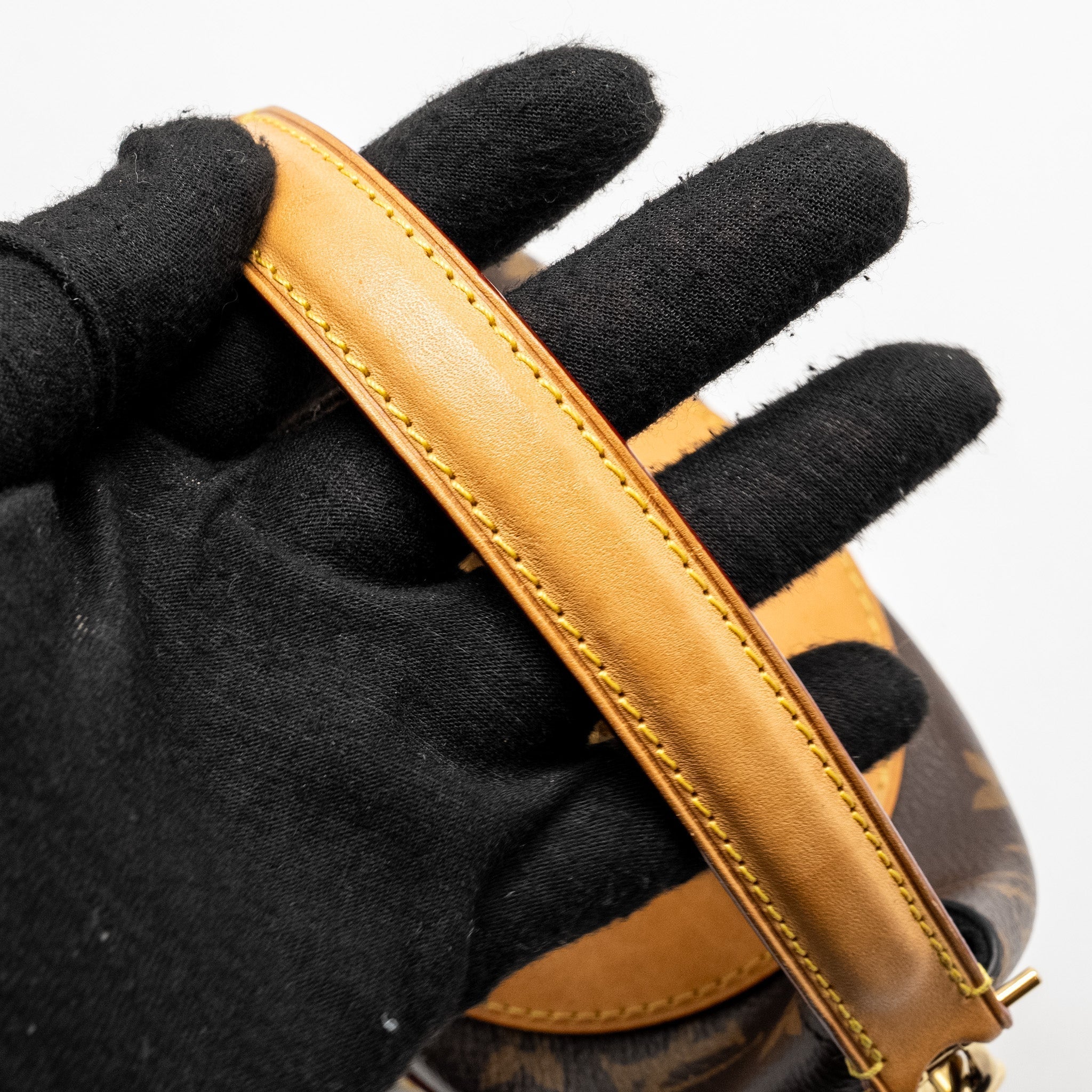 louis-vuitton-duffle-bag-monogram-canvas-2