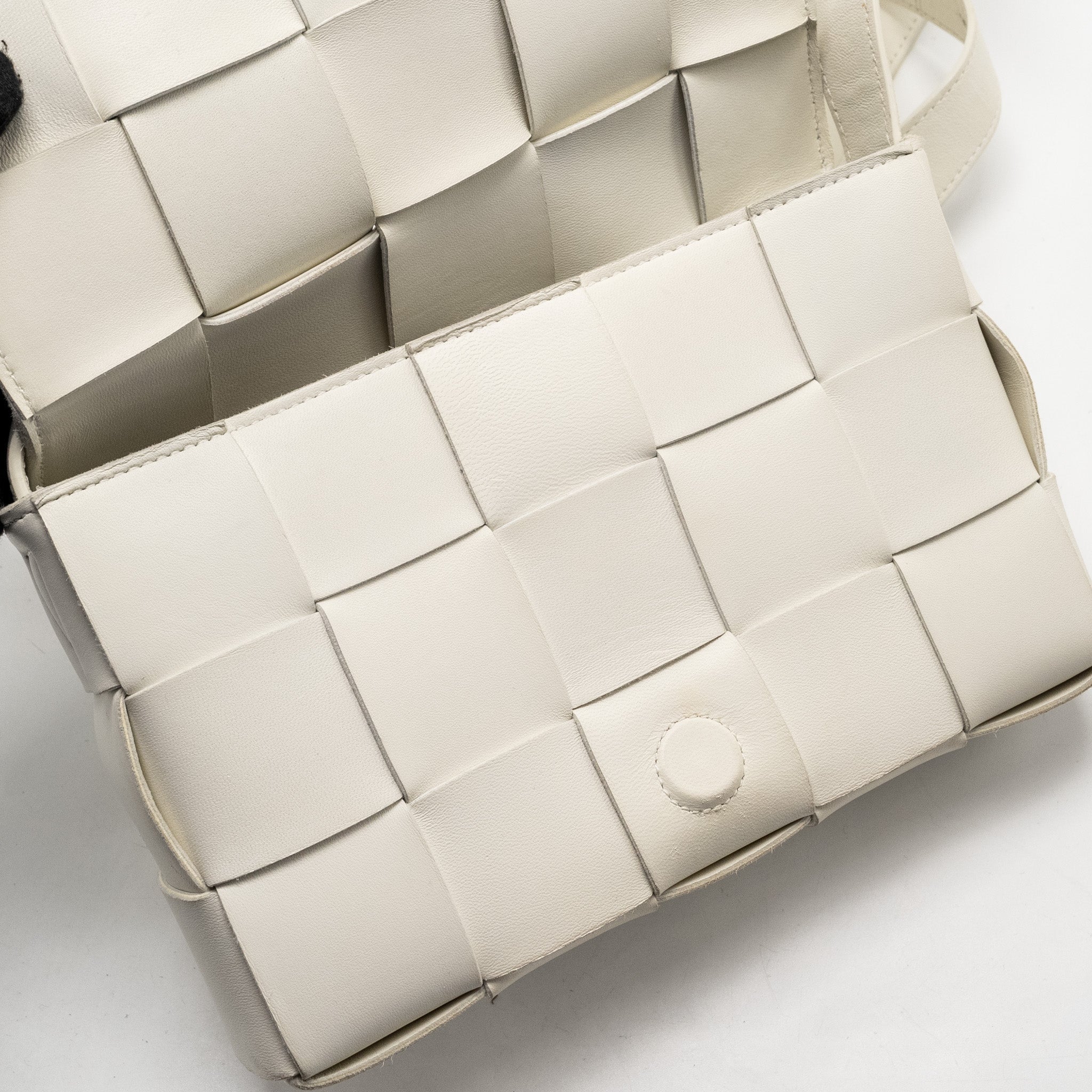 bottega-veneta-small-cassette-bag-lambskin-white-shw