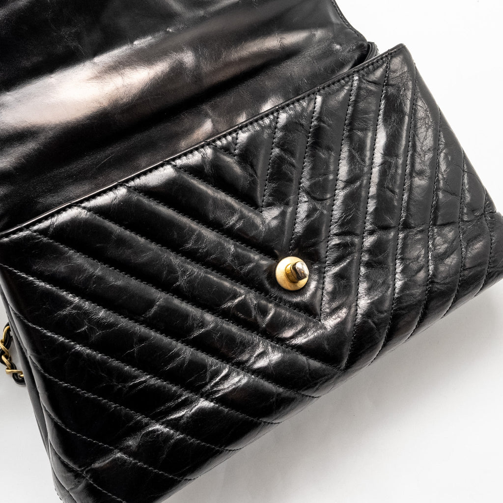 chanel-medium-coco-handle-chevron-calfskin-black-ghw-copy