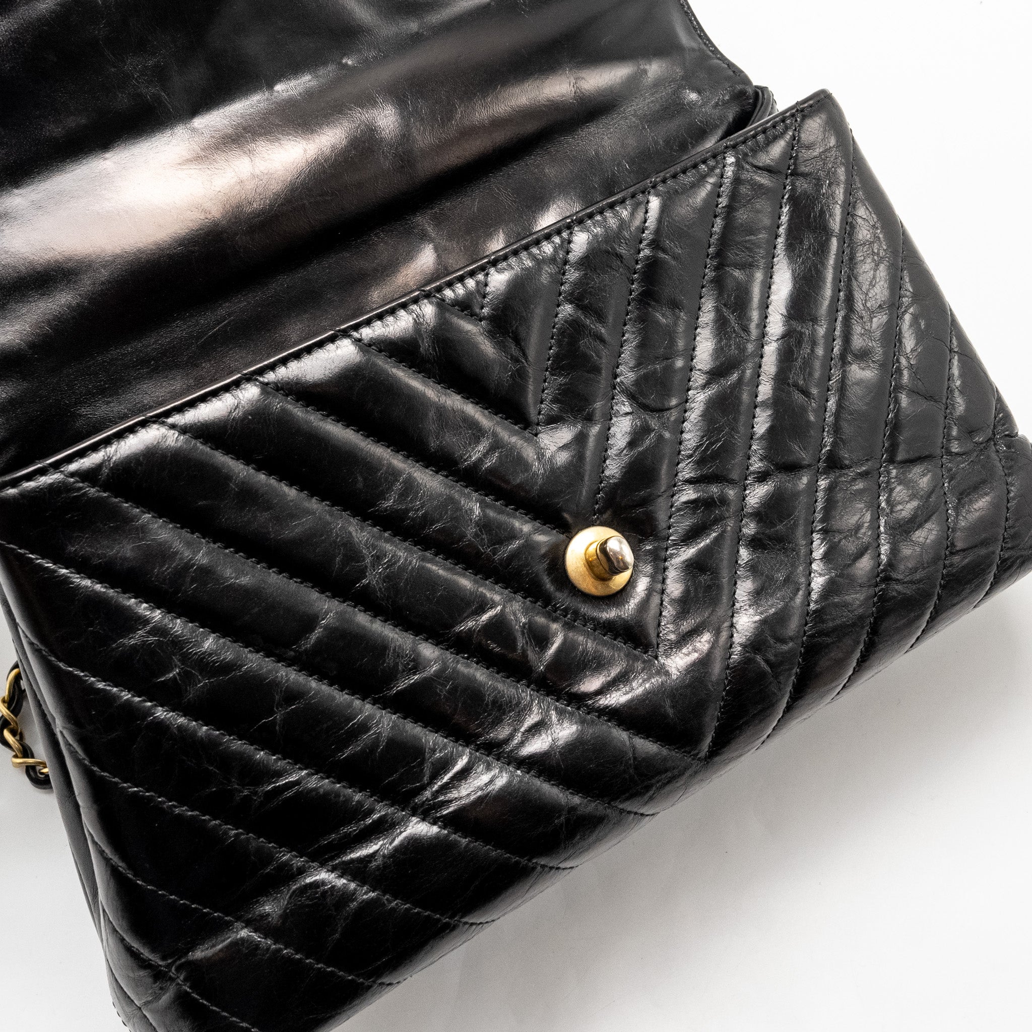 chanel-medium-coco-handle-chevron-calfskin-black-ghw-copy
