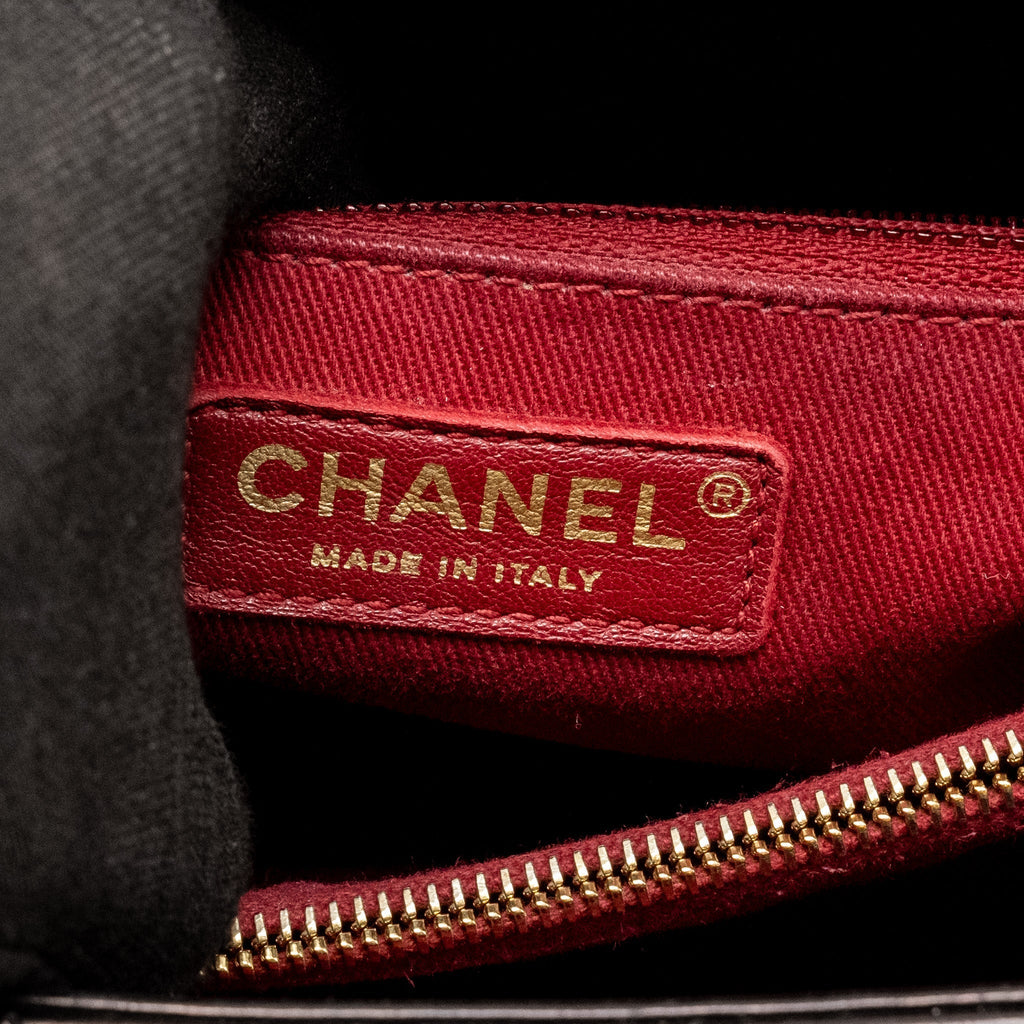 chanel-medium-coco-handle-chevron-calfskin-black-ghw-copy