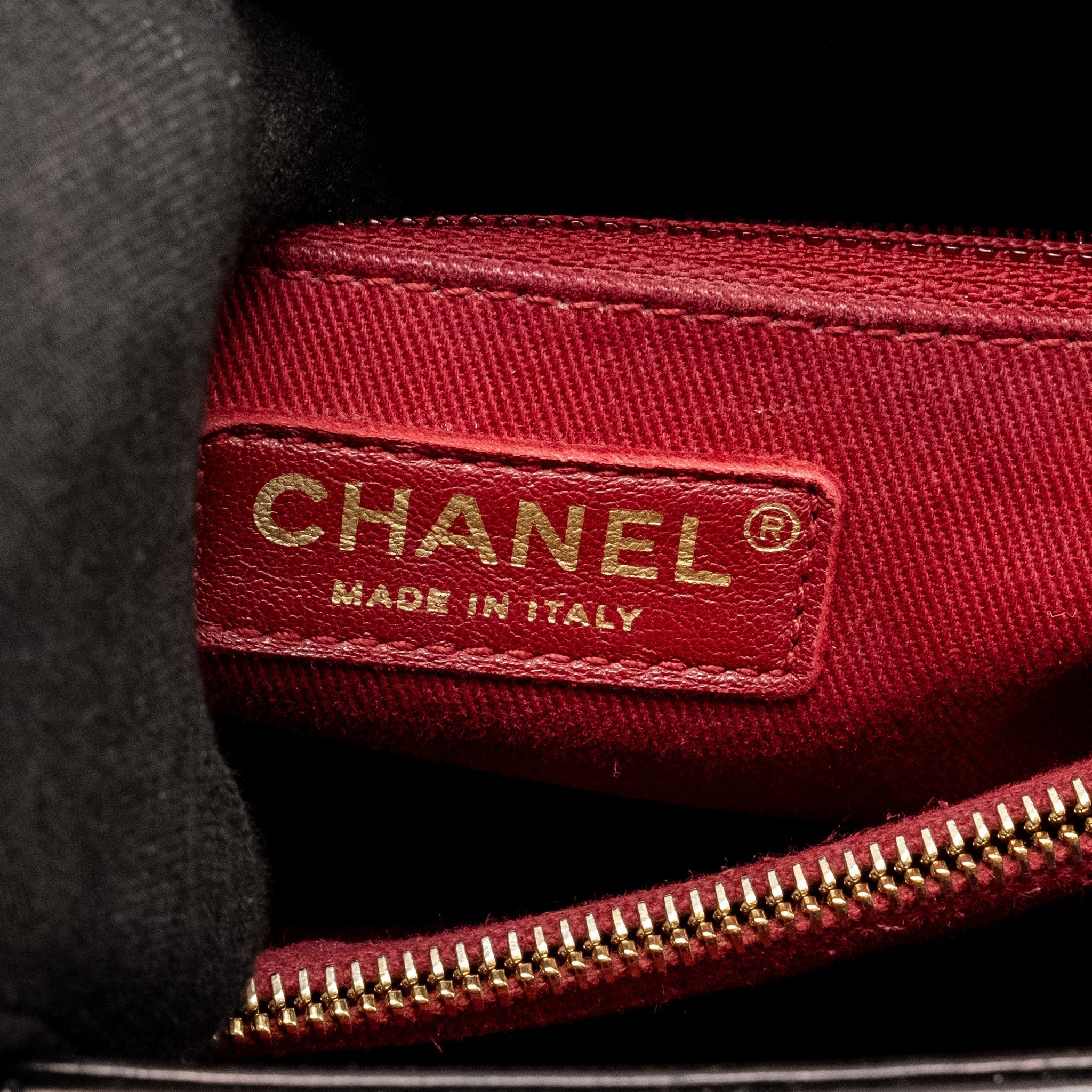 chanel-medium-coco-handle-chevron-calfskin-black-ghw-copy