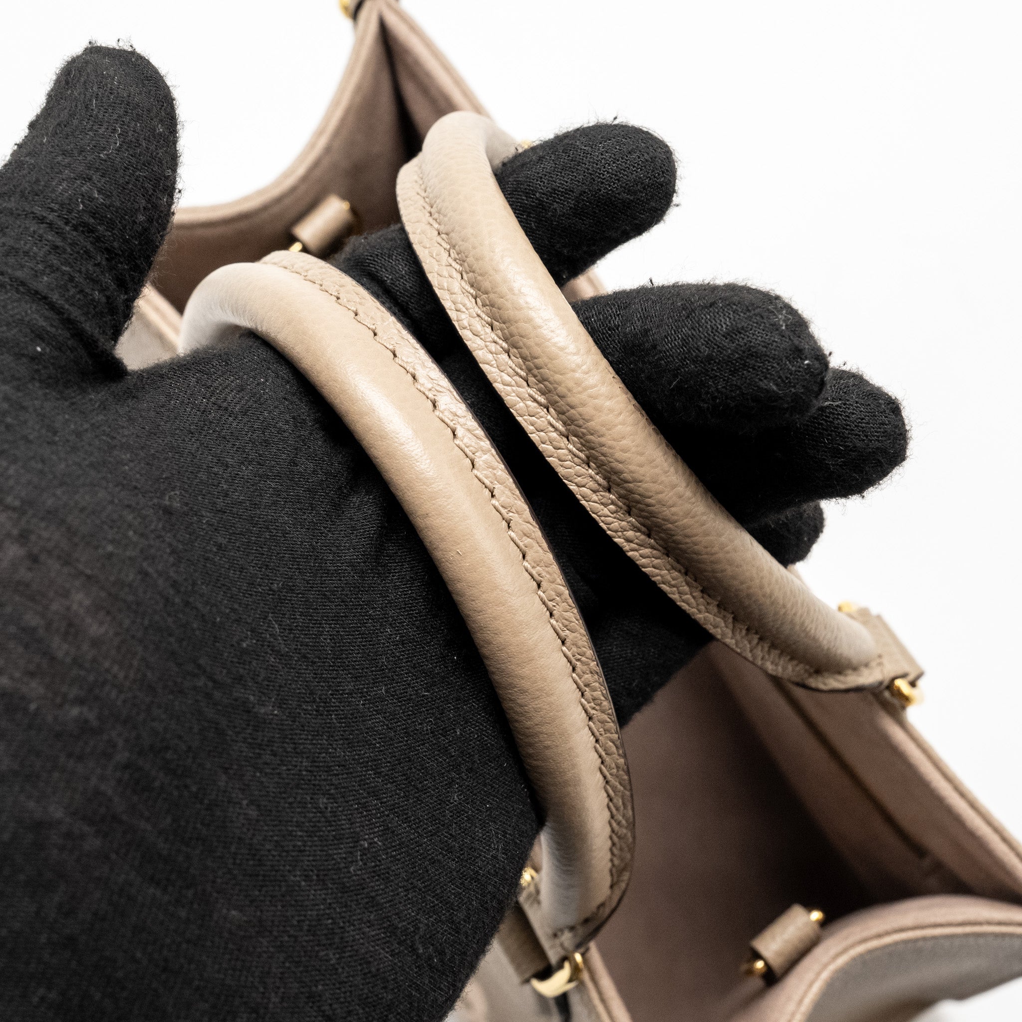 louis-vuitton-on-the-go-pm-bicolour-monogram-empreinte-leather-tourterelle-creme-ghw