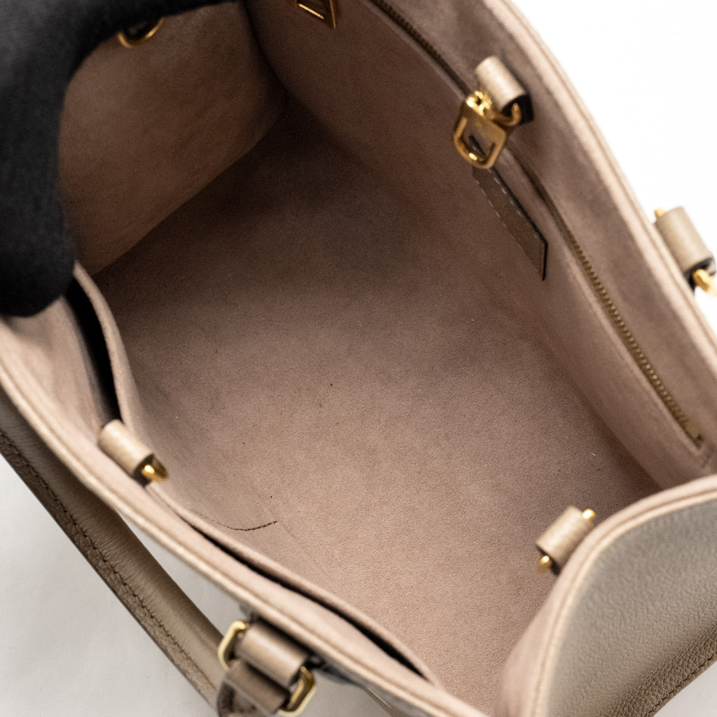louis-vuitton-on-the-go-pm-bicolour-monogram-empreinte-leather-tourterelle-creme-ghw