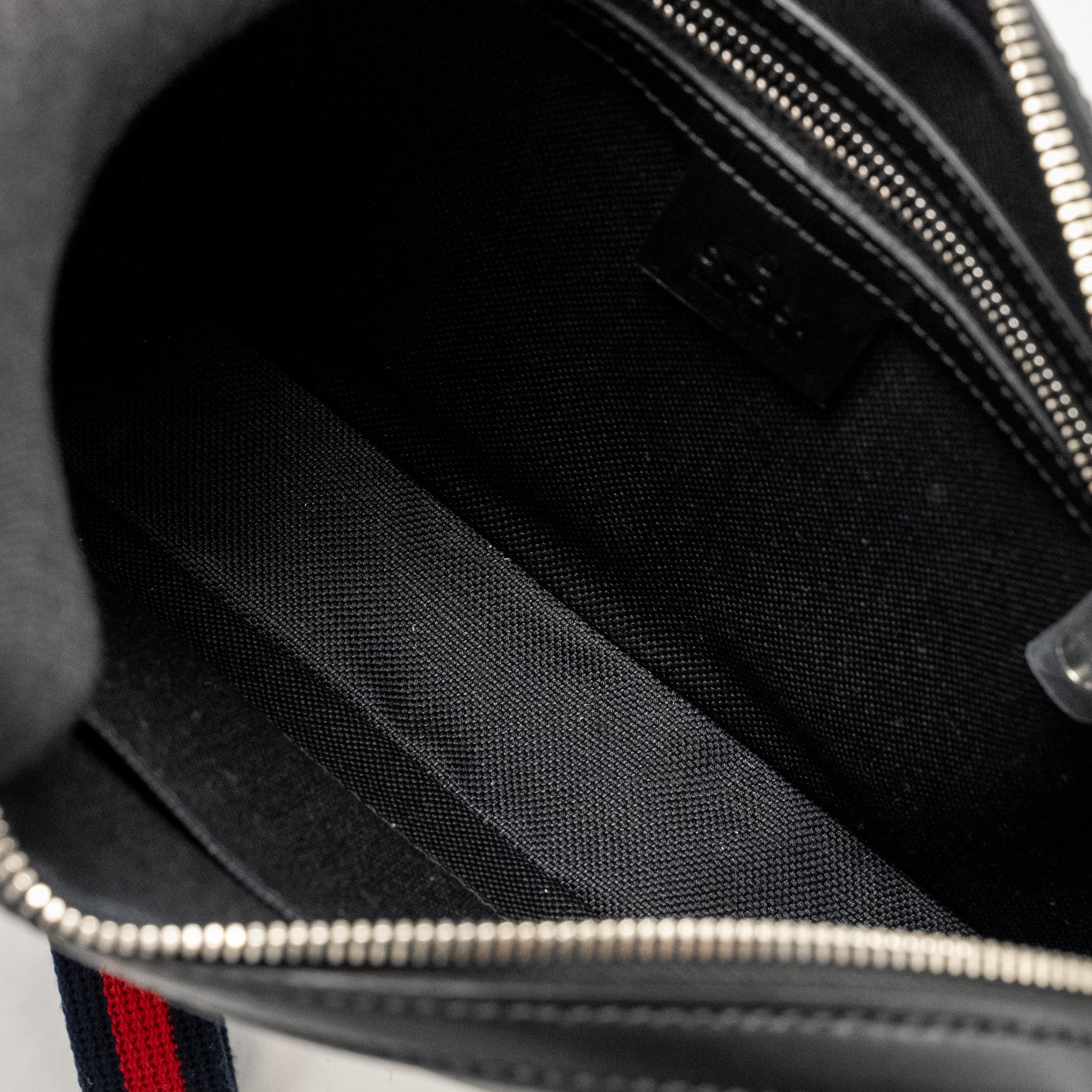 gucci-pouch-gg-supreme-canvas-black-shw